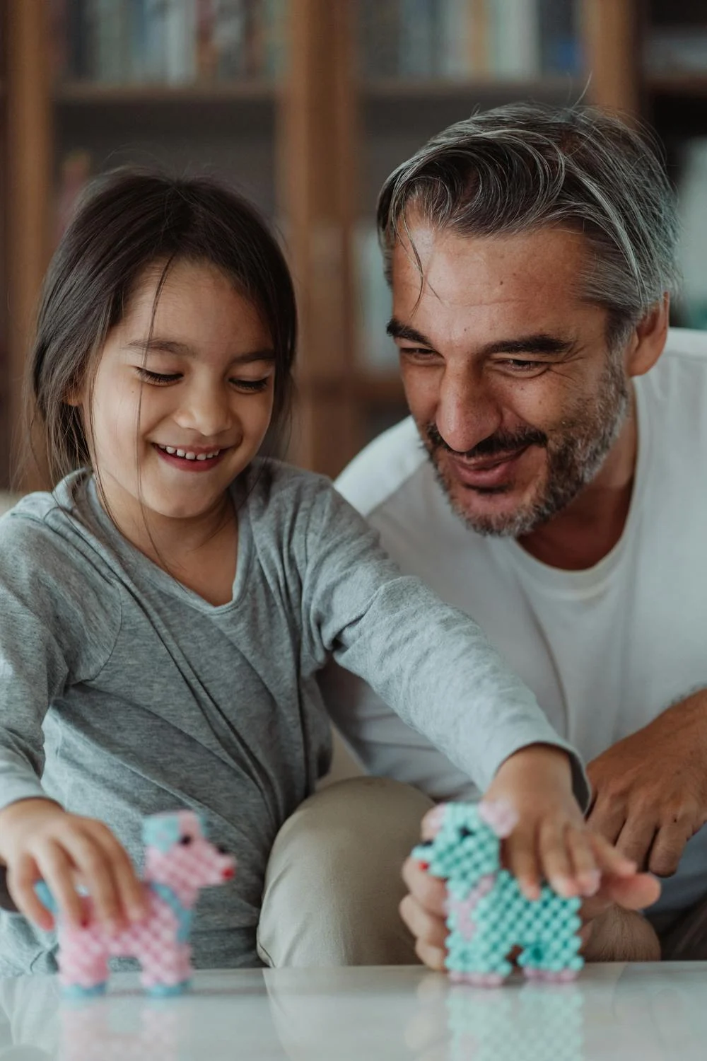 Un homme jouant avec sa fille | Source : Pexels