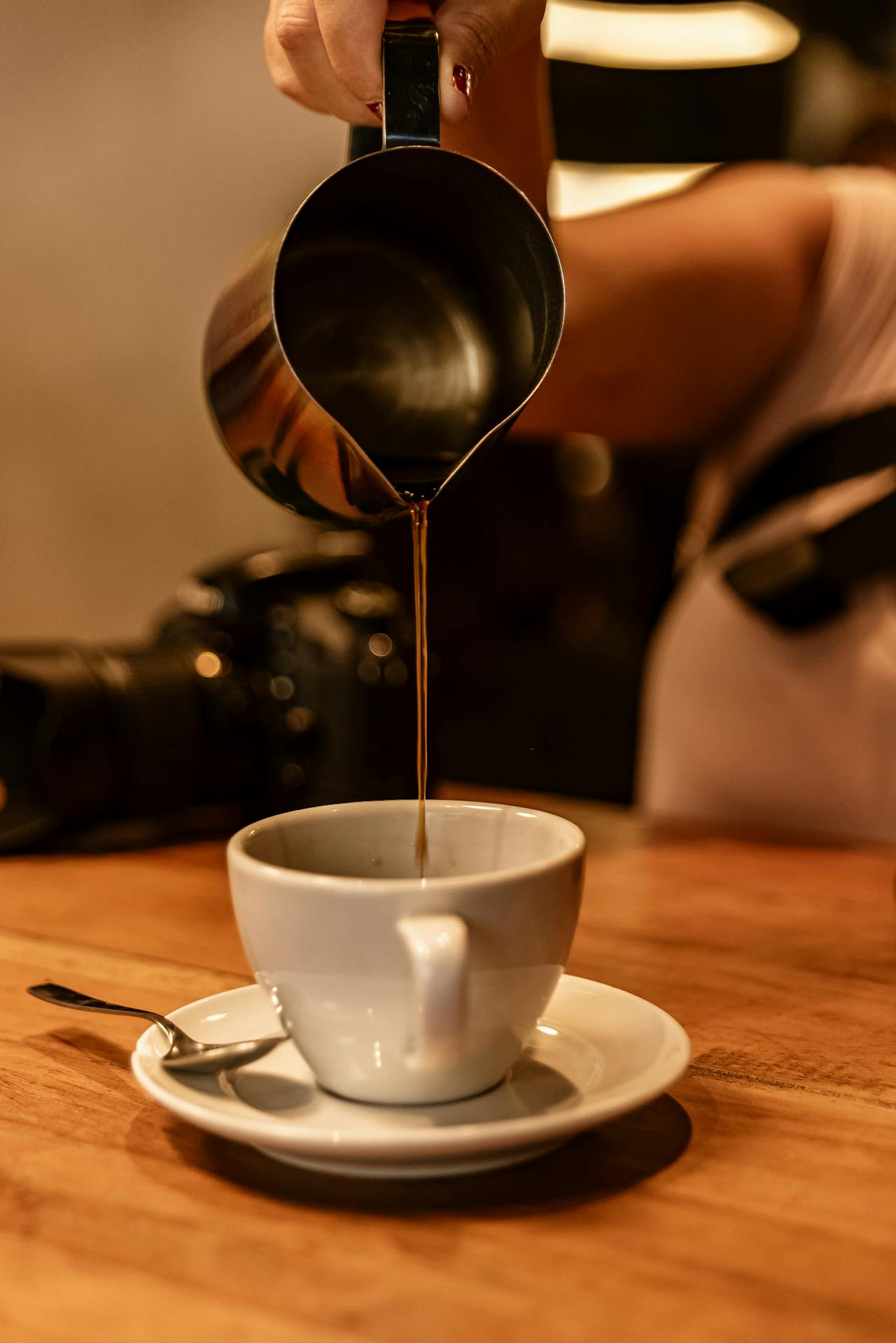 Une femme versant du café dans une tasse | Source : Pexels