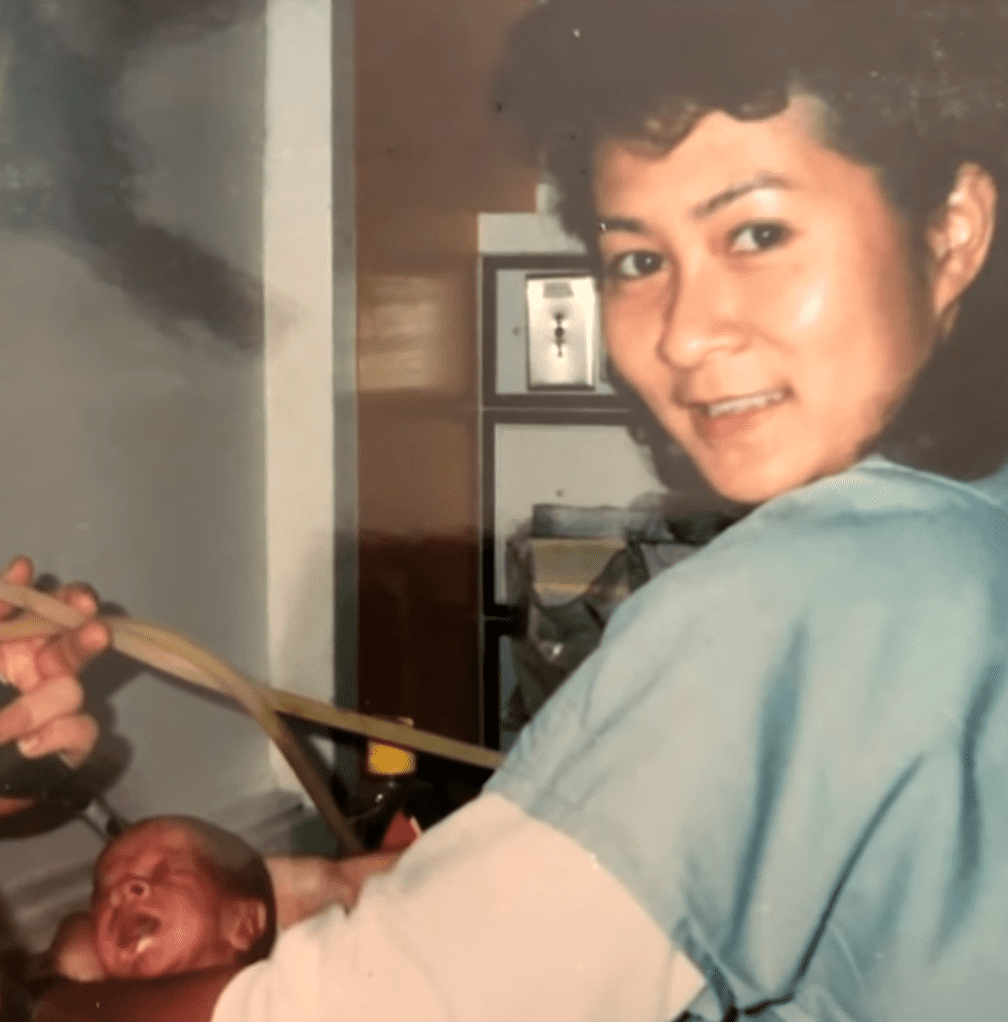 Vilma Wong tenant un bébé Brandon Seminatore. │Source : YouTube.com/ CBS Mornings