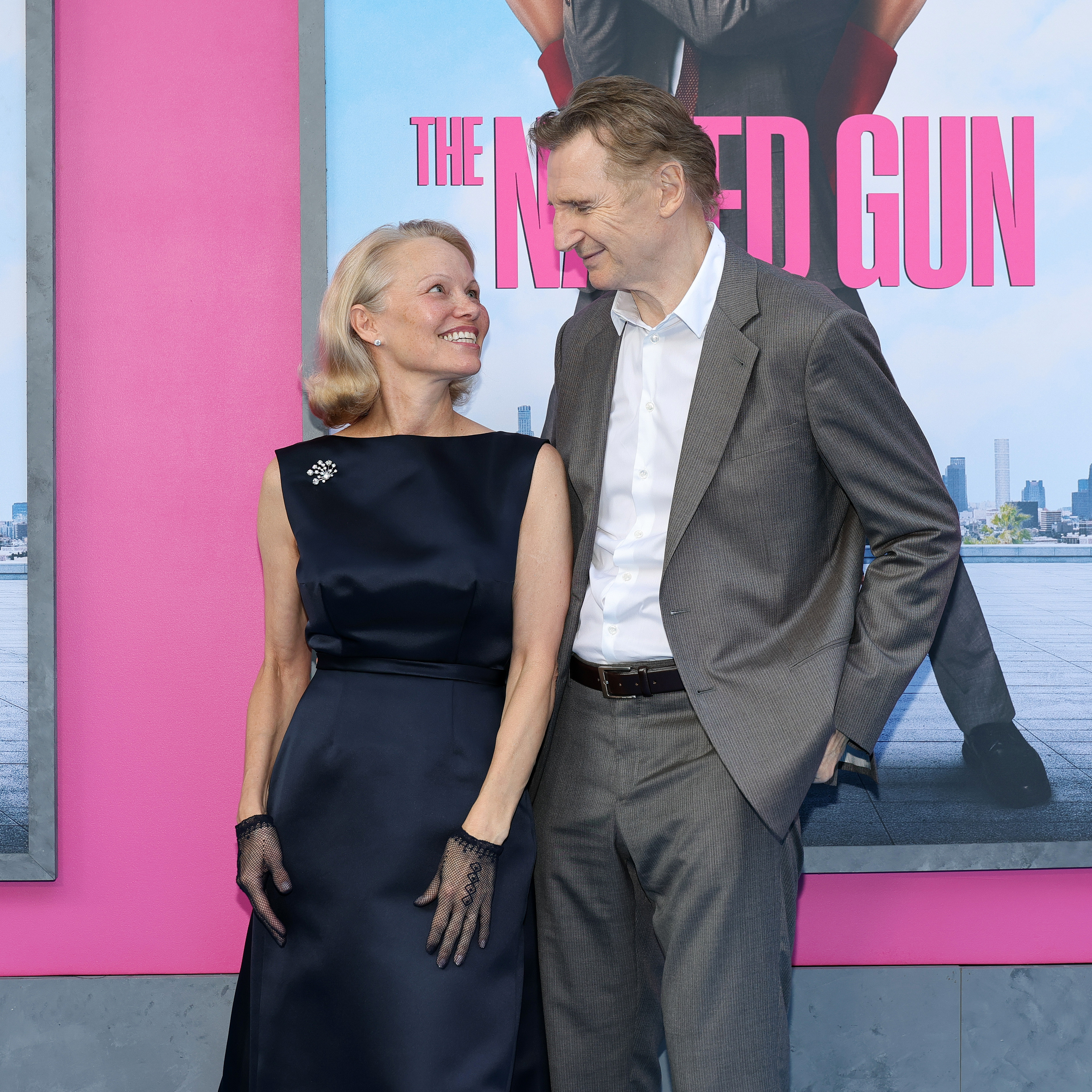 Pamela Anderson et Liam Neeson assistent à la première new-yorkaise de "The Naked Gun" le 28 juillet 2025 à New York. | Source : Getty Images