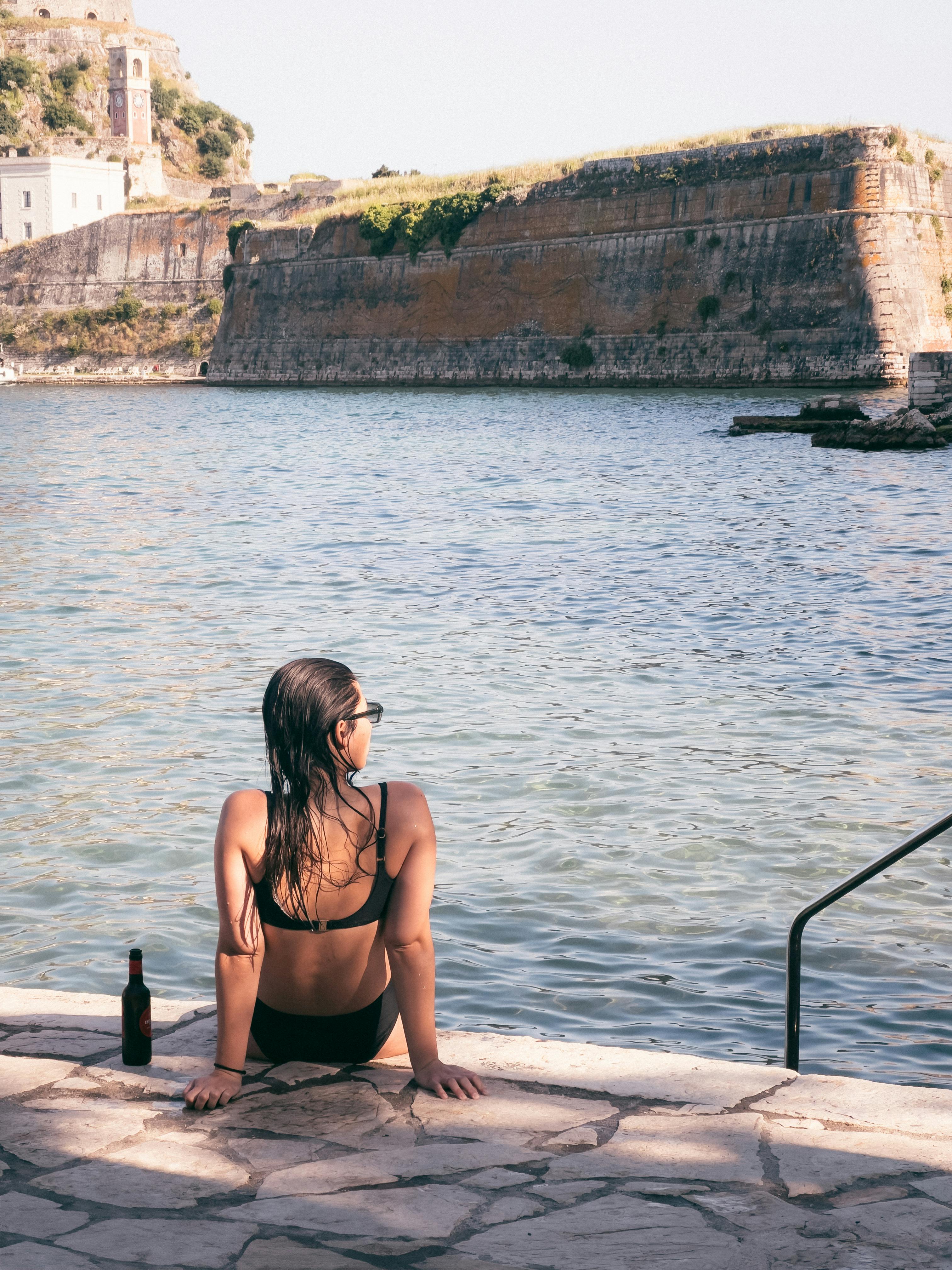 Femme se relaxant par une journée ensoleillée | Source : Pexels