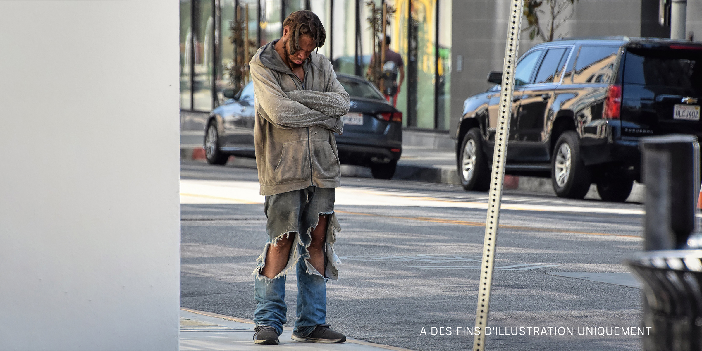 Un mendiant debout dans la rue | Source : Flickr