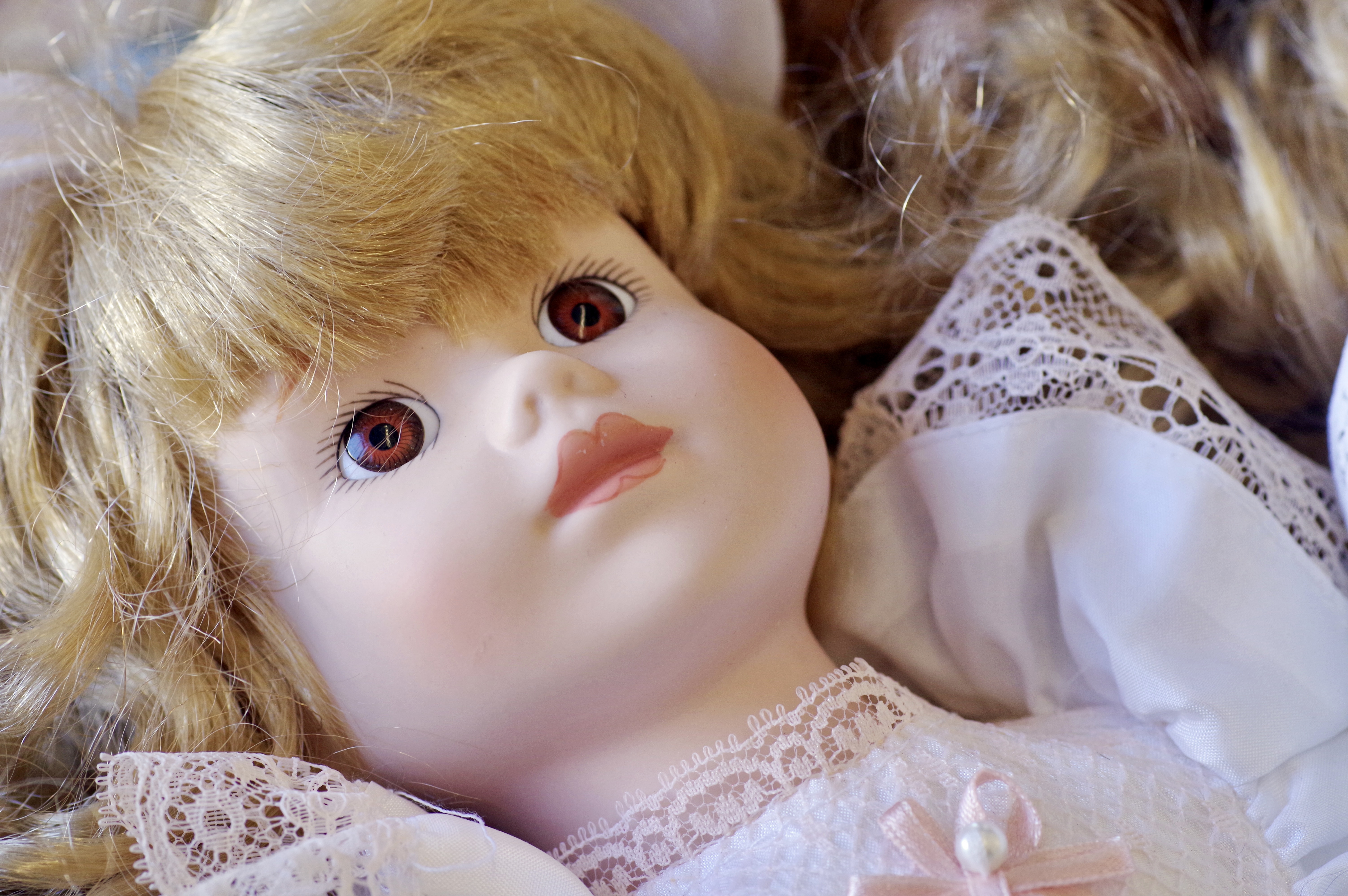 Gros plan sur le visage d'une poupée ancienne | Source : Getty Images