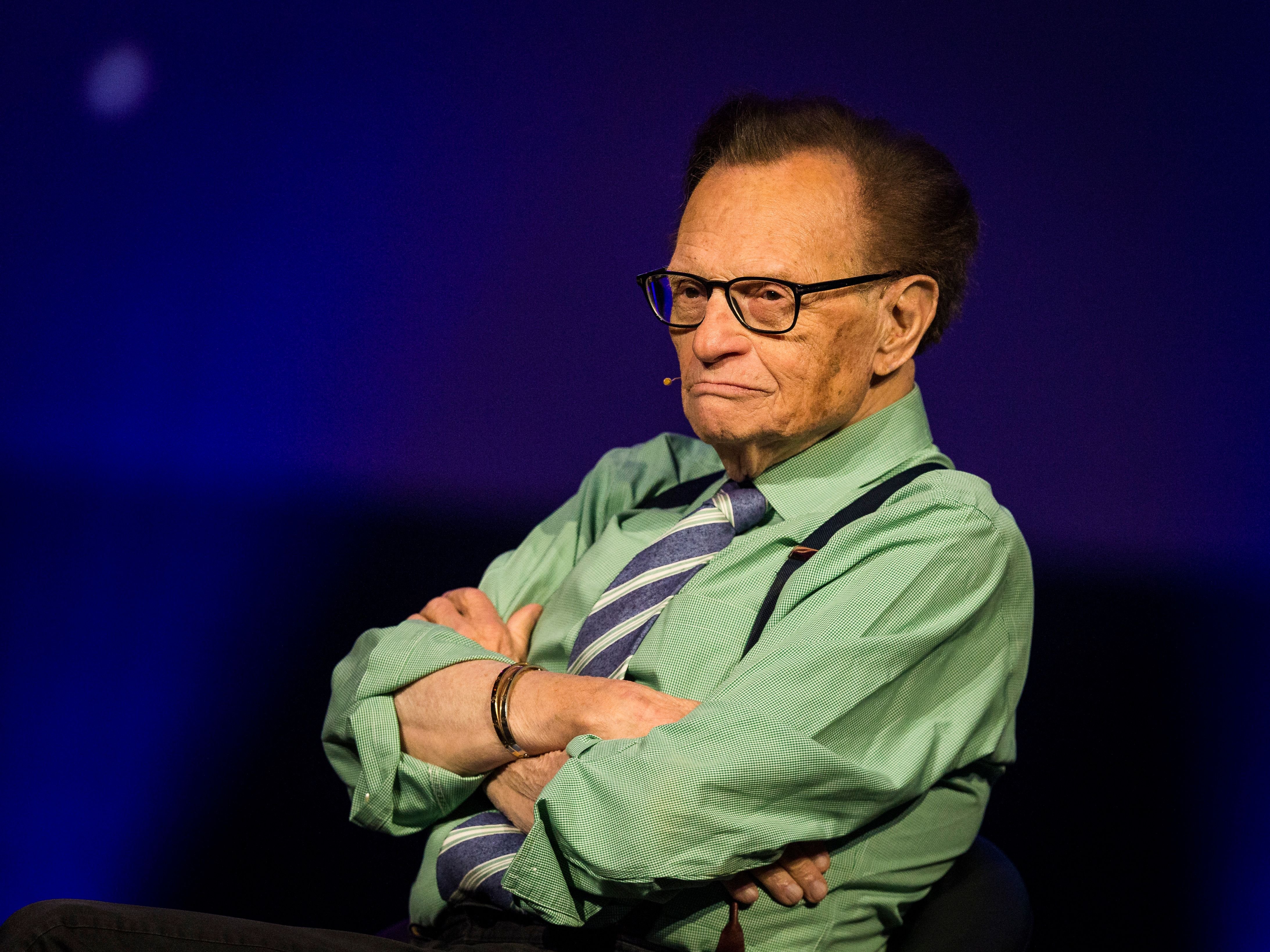 Larry King, 87 ans, animateur de télévision et de radio, lors du Festival Starmus de Trondheim, Norvège. | Photo : Getty Images