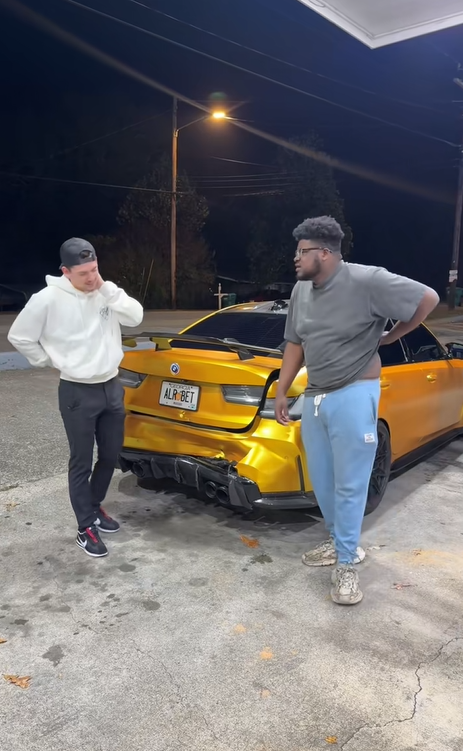 Marquay Collins et un ami devant l’arrière endommagé de sa voiture jaune après l’accident, publié le 14 novembre 2025 | Source : TikTok/marquaythegoat