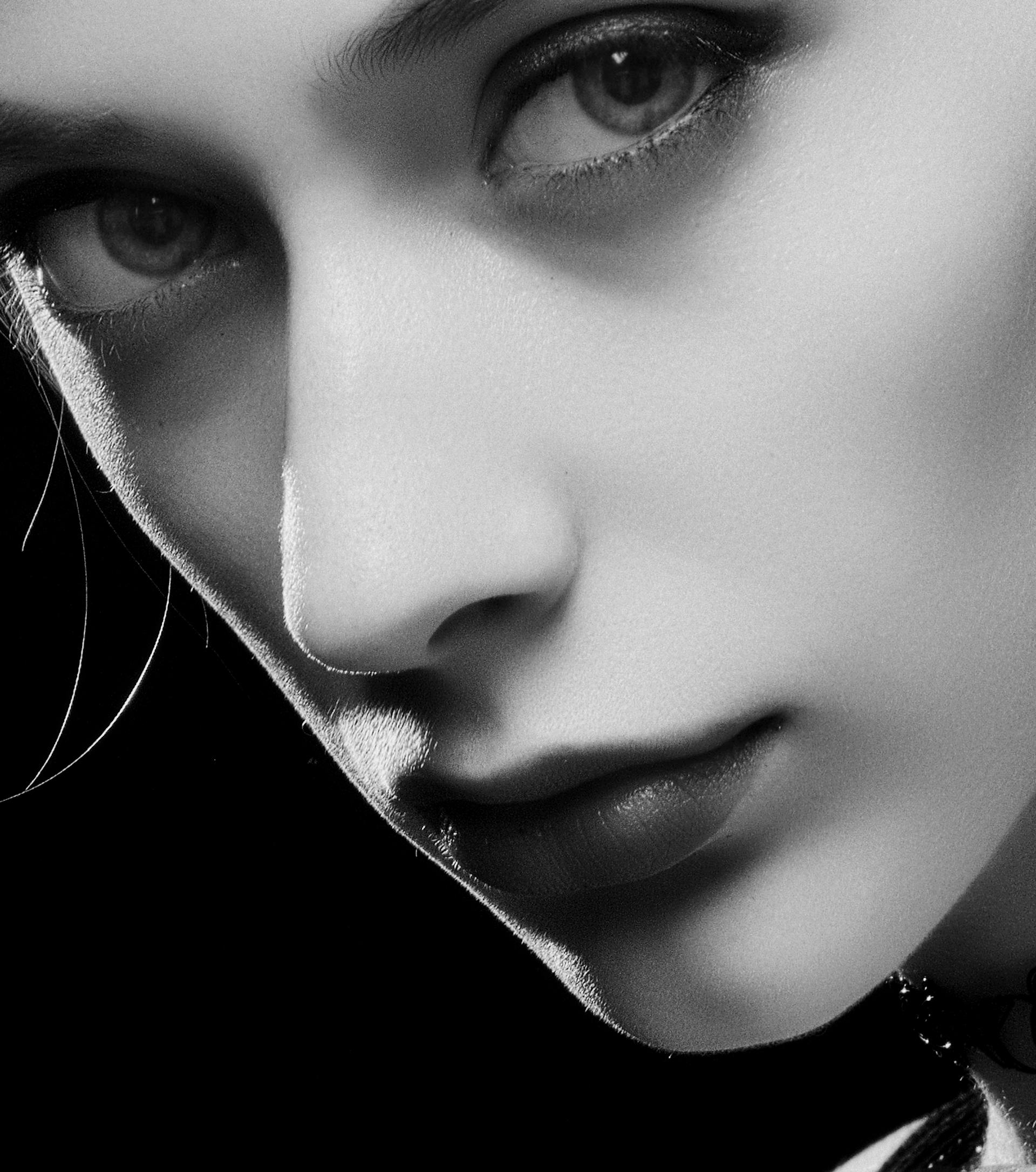 Une femme qui jette un coup d'œil de côté | Source : Pexels