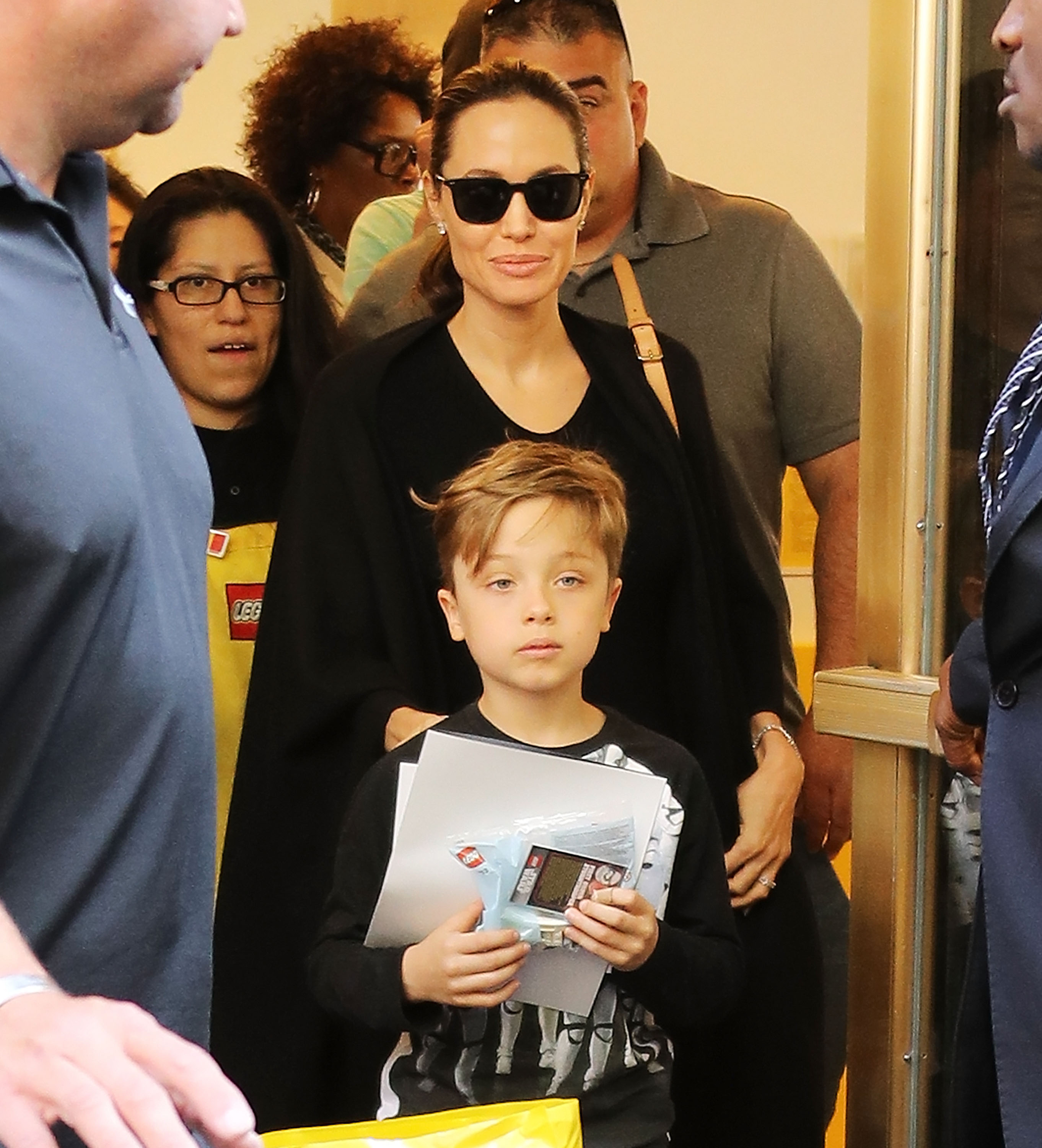 Angelina Jolie et Knox Jolie-Pitt photographiés à New York le 18 juin 2016. | Source : Getty Images