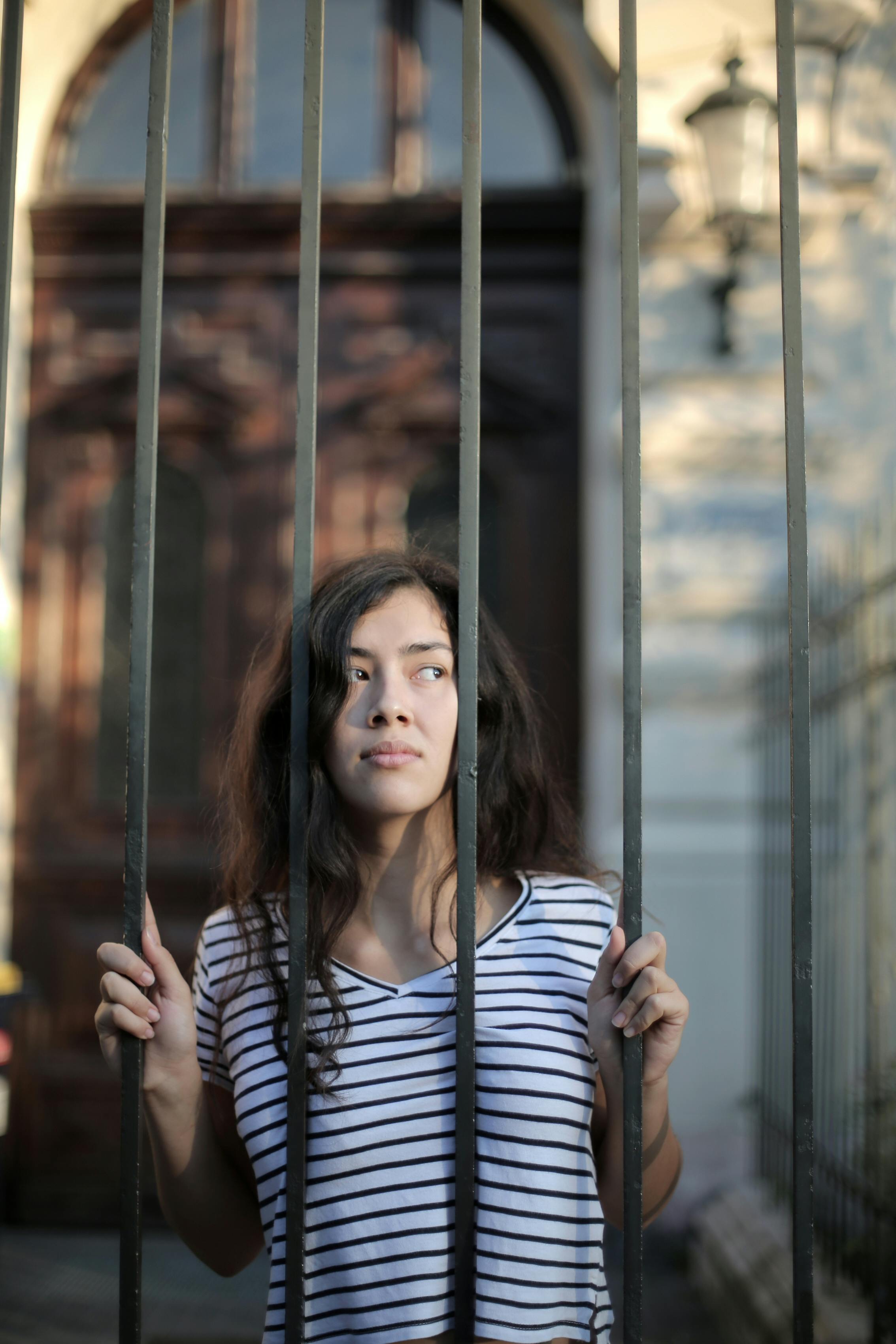 Une femme qui regarde à travers un portail | Source : Pexels