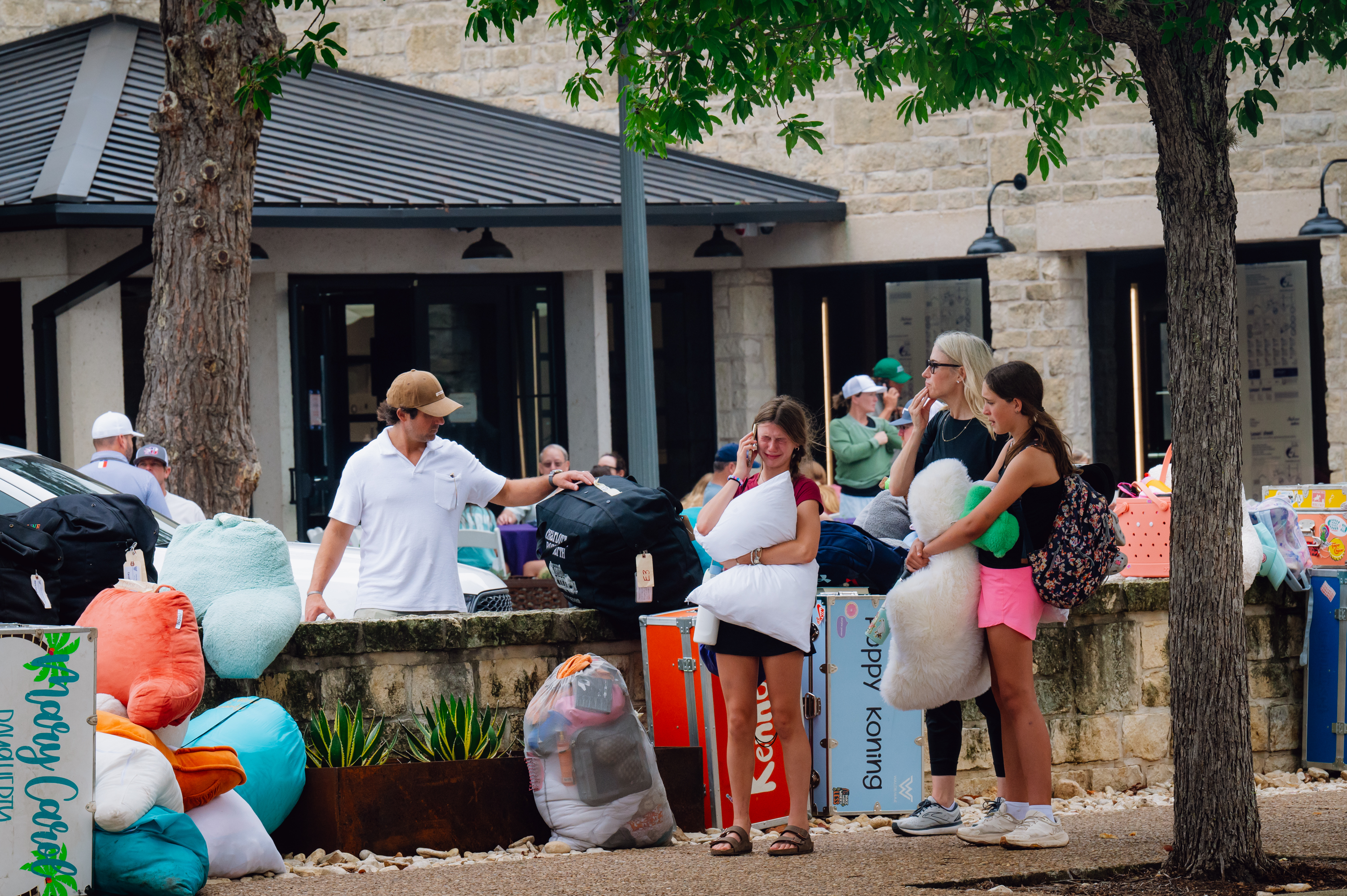 Des bénévoles et des survivants se sont rassemblés dans un centre de réunification au théâtre Arcadia à Kerrville, au Texas, le 5 juillet 2025. | Source : Getty Images