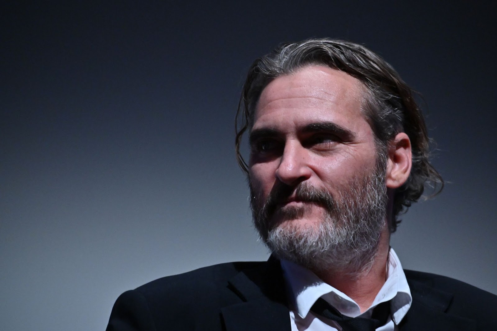 Le 2 octobre 2019, Joaquin Phoenix a assisté au 57e Festival du film de New York, incarnant son style intense et sombre dans un costume sombre et un col ouvert alors qu'il discutait de son travail dans "Joker." | Source : Getty Images