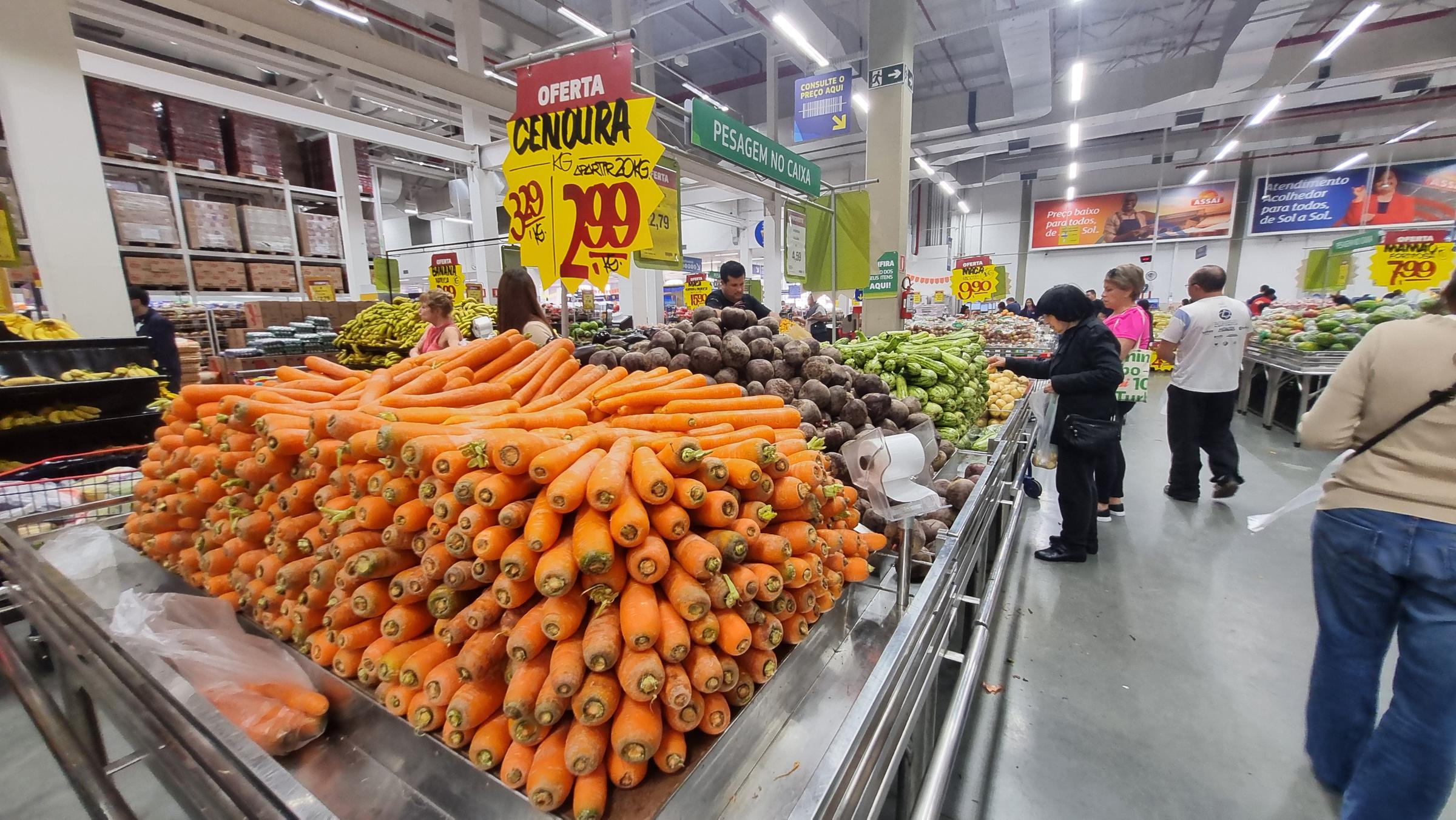 Carottes et autres légumes en vente dans un magasin | Source : Getty Images