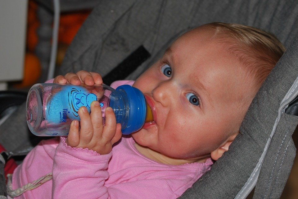 Bébé buvant au biberon. Image : Pixabay