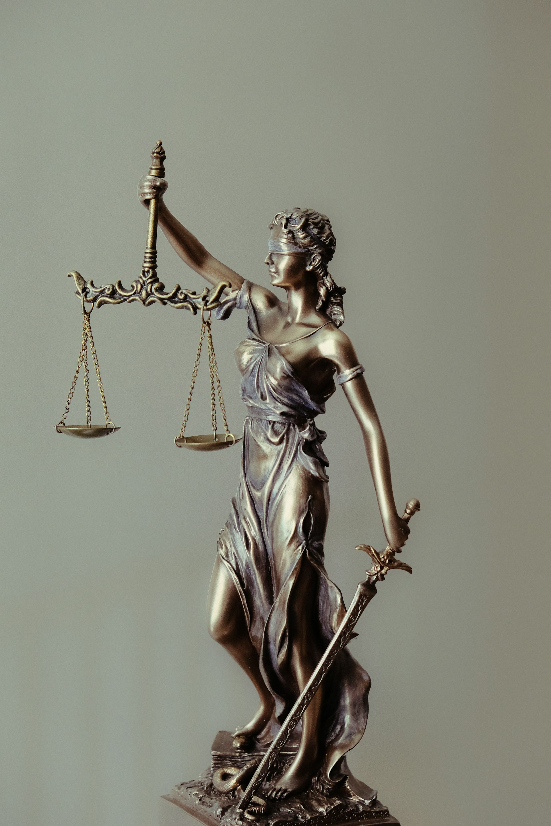 Statue de Lady Justice tenant la balance | Source : Unsplash