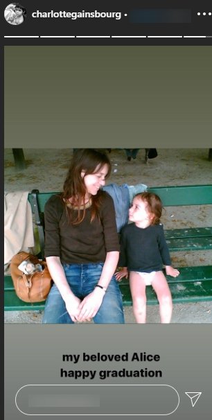 Charlotte Gainsbourg avec sa fille assises sur un banc | Source : Story Instagram Charlotte Gainsbourg