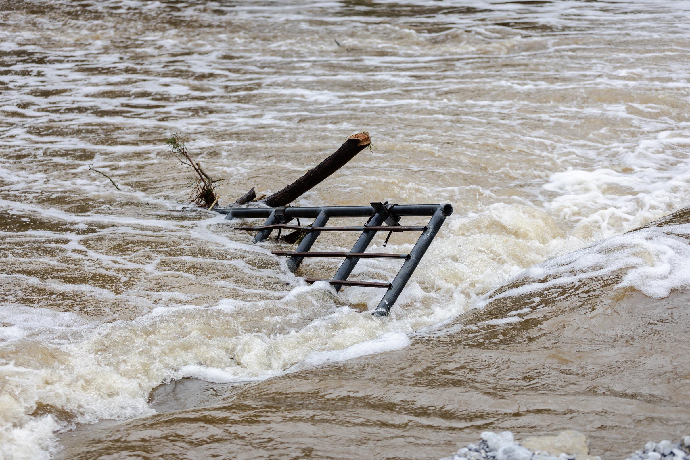 Des débris se trouvent dans la rivière Guadalupe après que des inondations soudaines aient endommagé les bâtiments voisins le 5 juillet 2025 à Center Point, au Texas. | Source : Getty Images