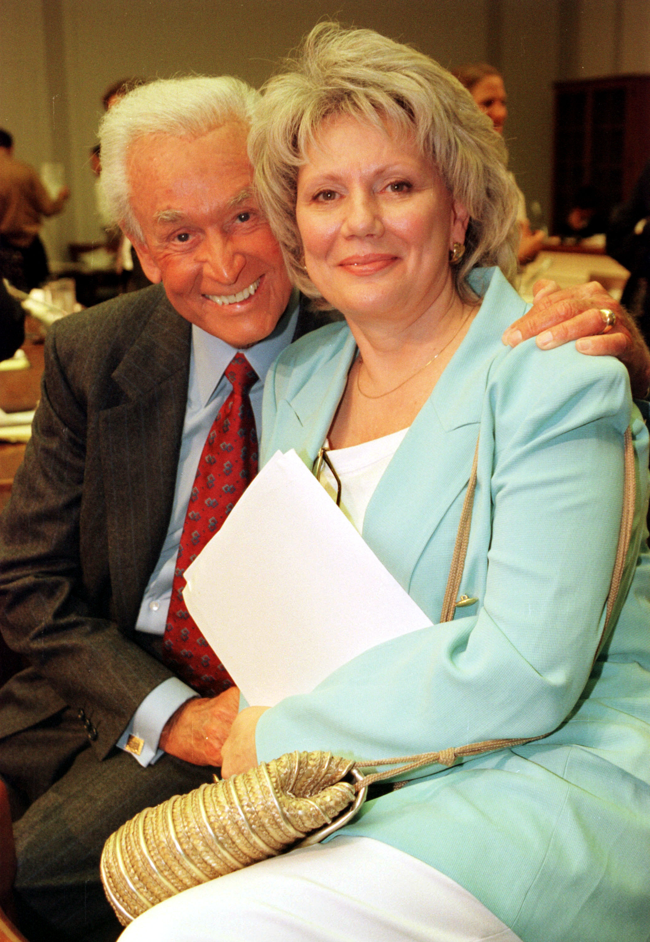 Bob Barker et Nancy Burnet après une audience sur le "Captive Elephant Accident Prevention Act of 1999" au Capitole, le 13 juin 2000, à Washington | Source : Getty Images