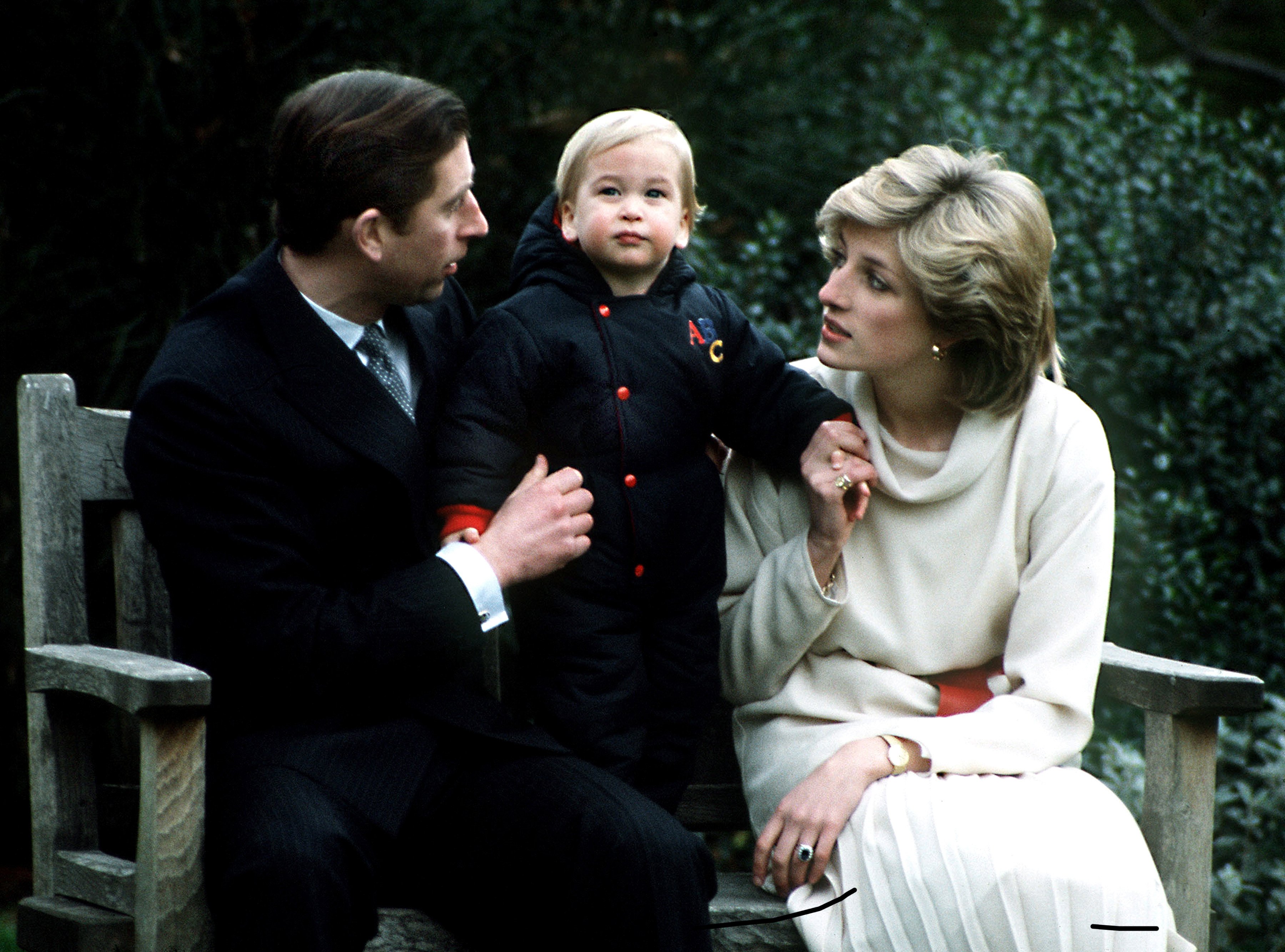 Le prince Charles et la princesse Diana avec leur fils, le prince William, lors de sa première séance de photos officielle dans le jardin, le 14 décembre 1983, au palais de Kensington, à Londres. / Source : Getty Images