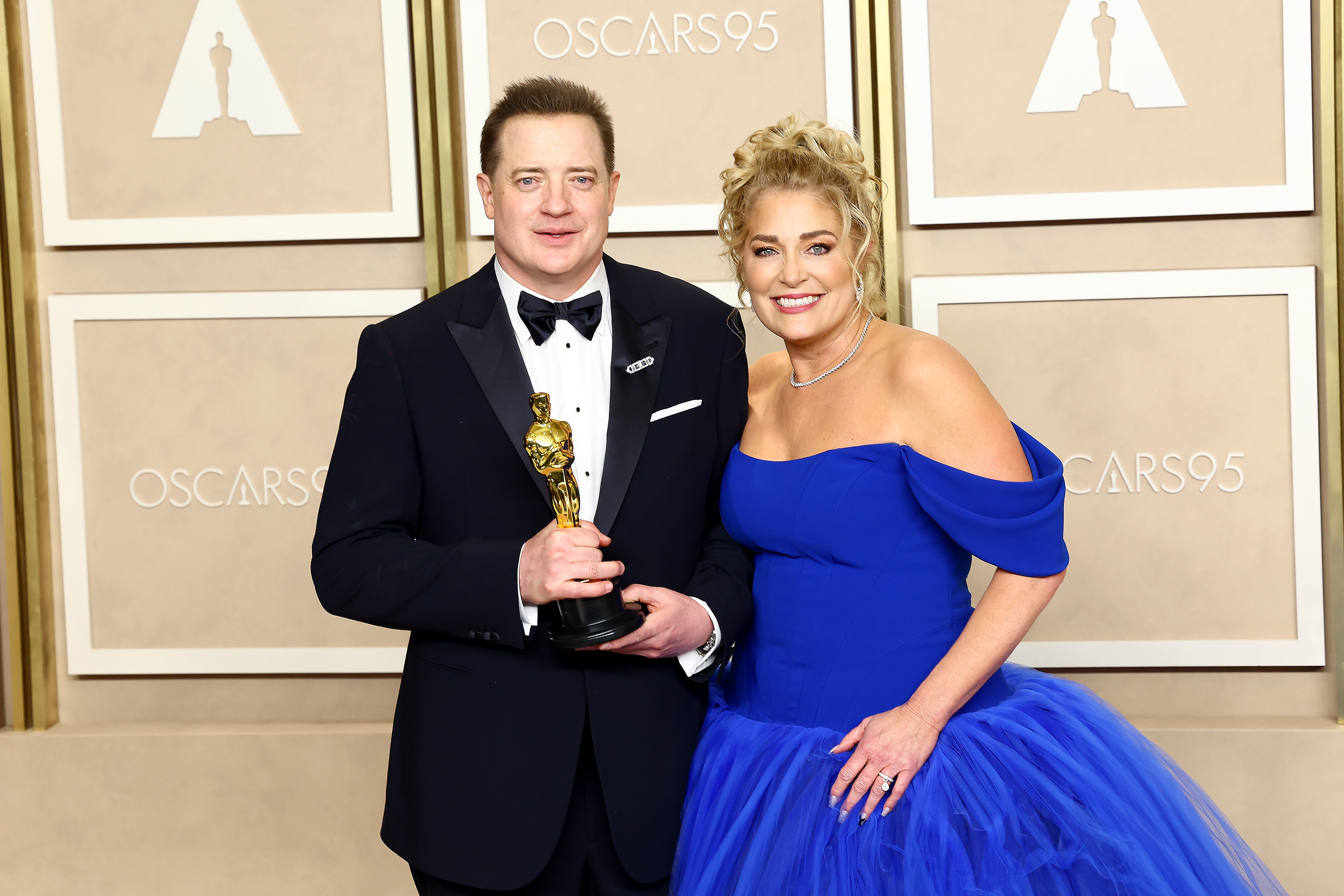 Brendan Fraser, lauréat du prix du meilleur acteur dans un rôle principal pour "The Whale", et Jeanne Moore posent dans la salle de presse lors de la 95e cérémonie annuelle des Oscars, le 12 mars 2023 à Hollywood, en Californie. | Source : Getty Images