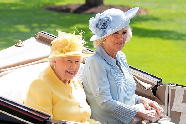 La reine Elizabeth II et Camilla, lors de la procession royale du 21 juin 2017 | Photo : Getty Images