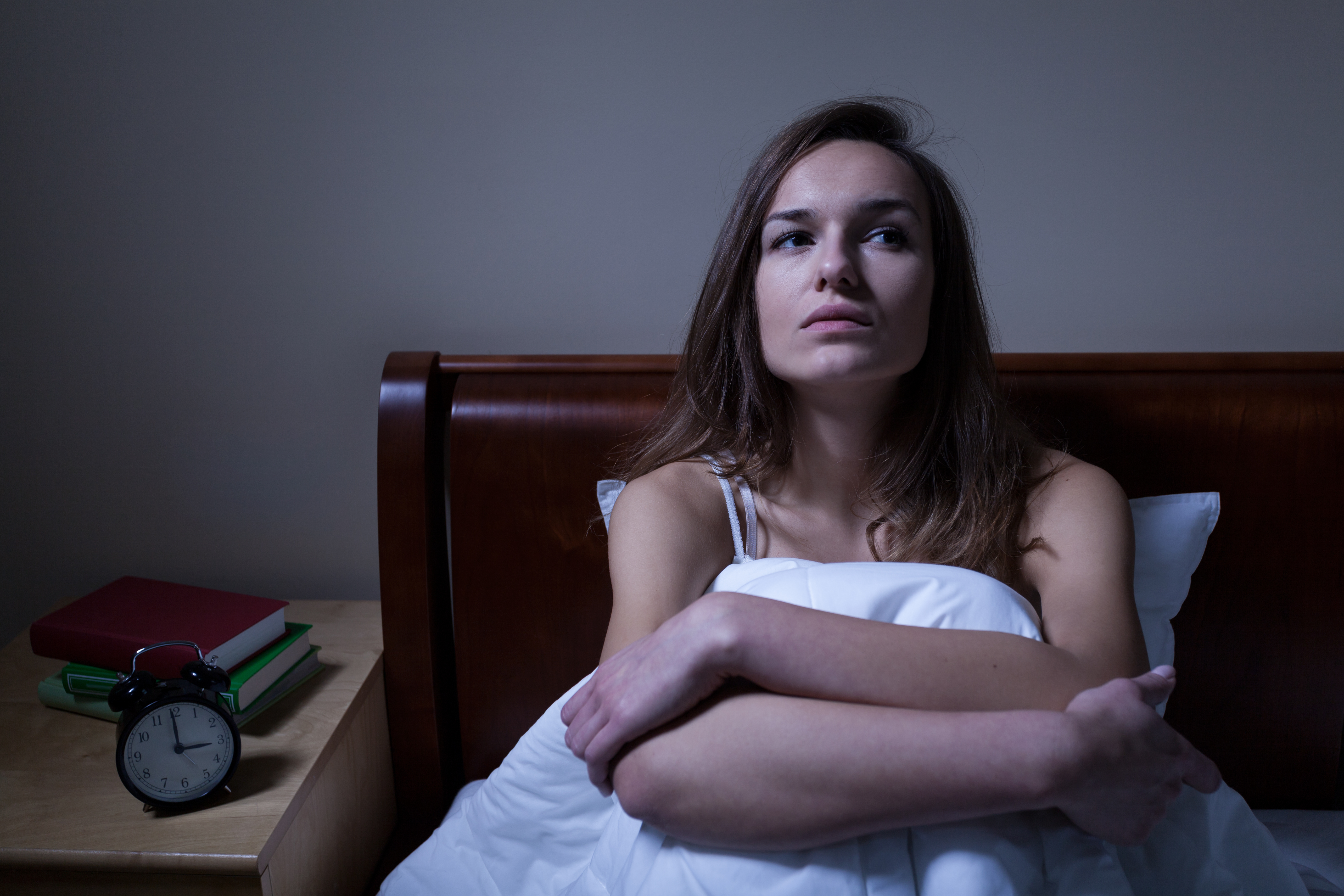 Une femme debout la nuit | Source : Shutterstock