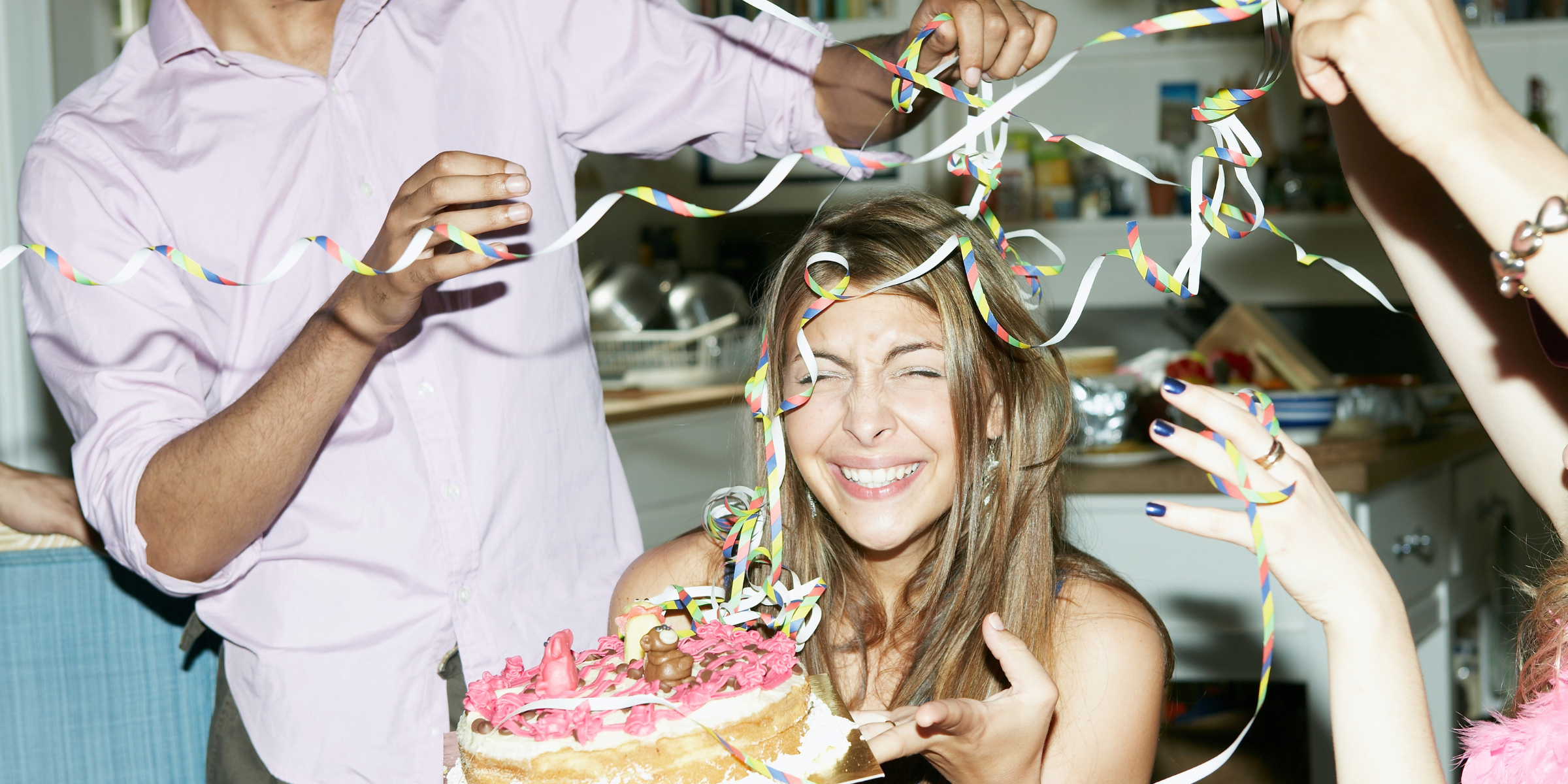 Des gens qui fêtent un anniversaire | Source : Getty Images