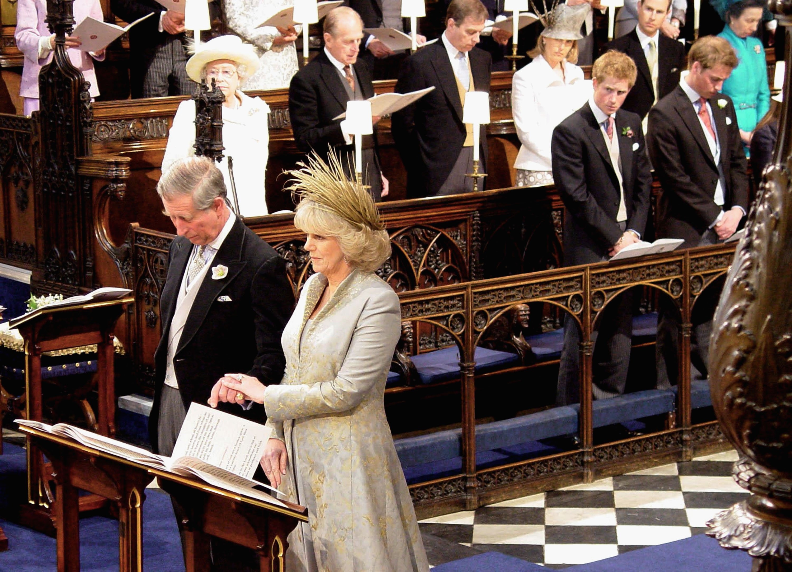 Le prince Charles et Camilla Parker Bowles assistent au service de prière et de consécration de leur mariage au château de Windsor le 9 avril 2005 à Berkshire, en Angleterre | Source : Getty Images