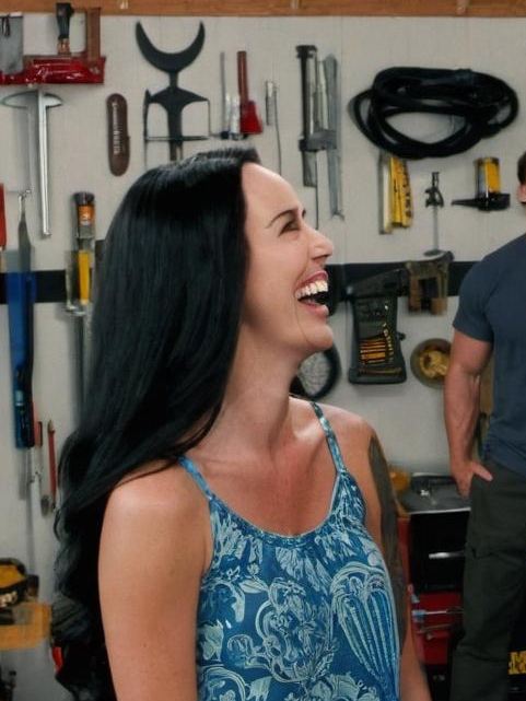 Emily voit une belle femme avec Andrew dans le garage | Source : Midjourney