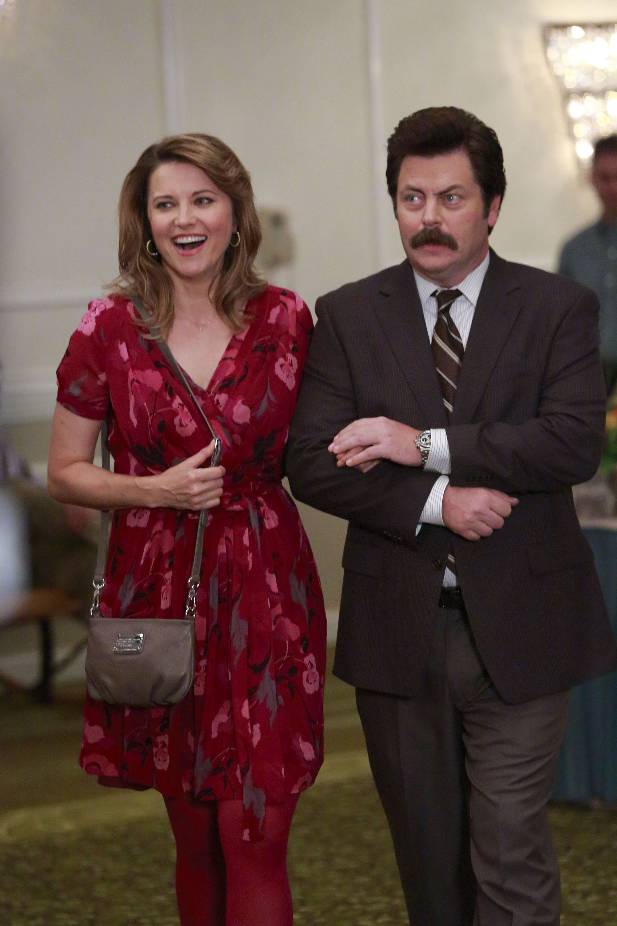 Lucy Lawless dans le rôle de Diane Lewis et Nick Offerman dans celui de Ron Swanson dans "Parks and Recreation" le 16 octobre 2012 | Source : Getty Images