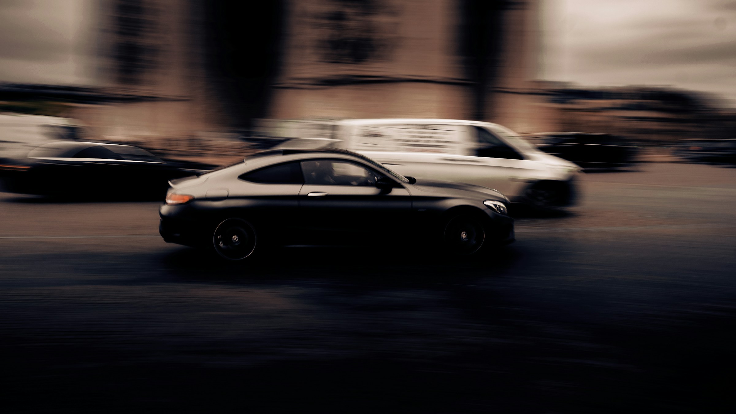 Une voiture roulant dans une rue de la ville | Source : Unsplash