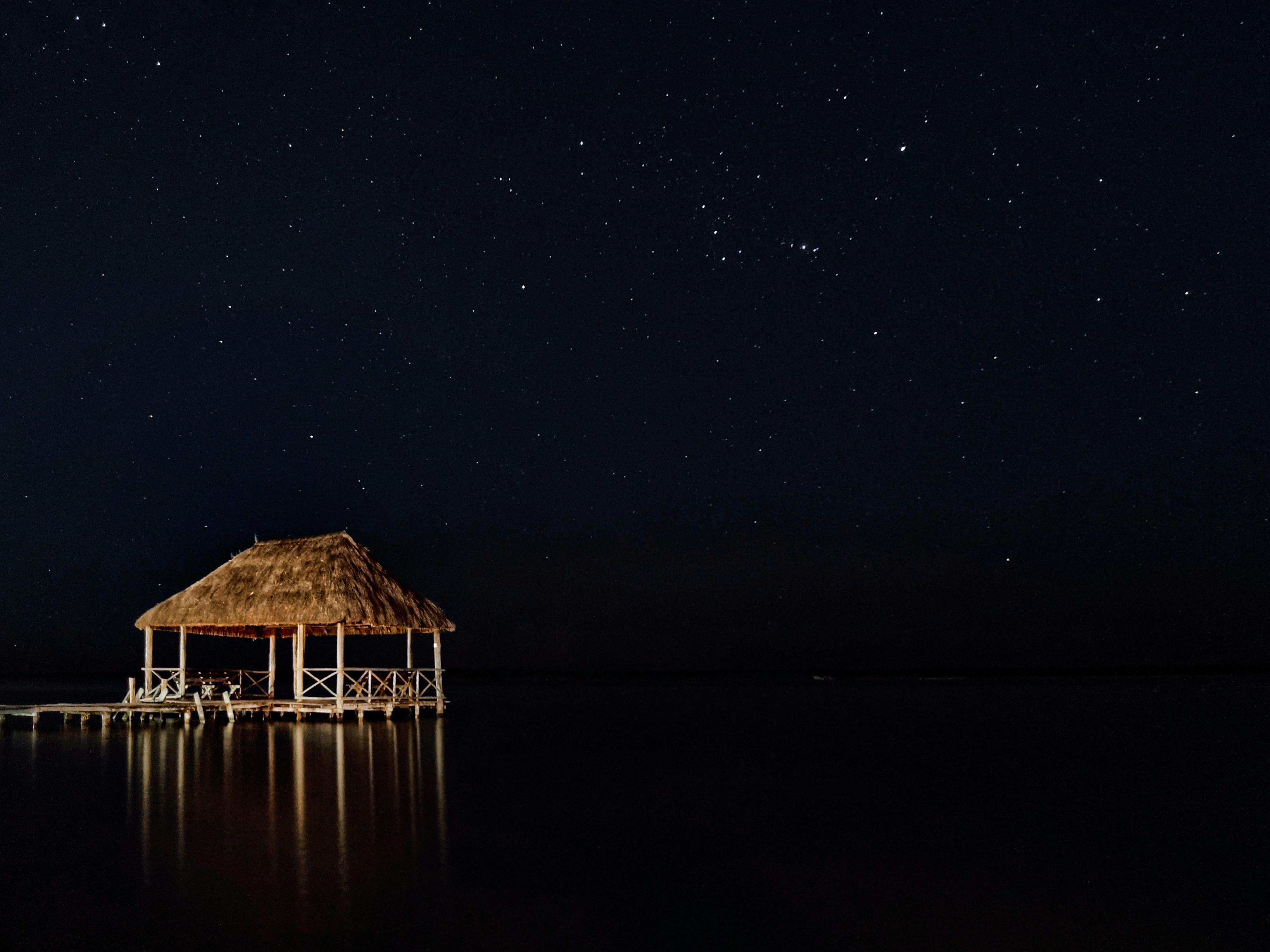 Un lieu de villégiature tropical la nuit | Source : Pexels