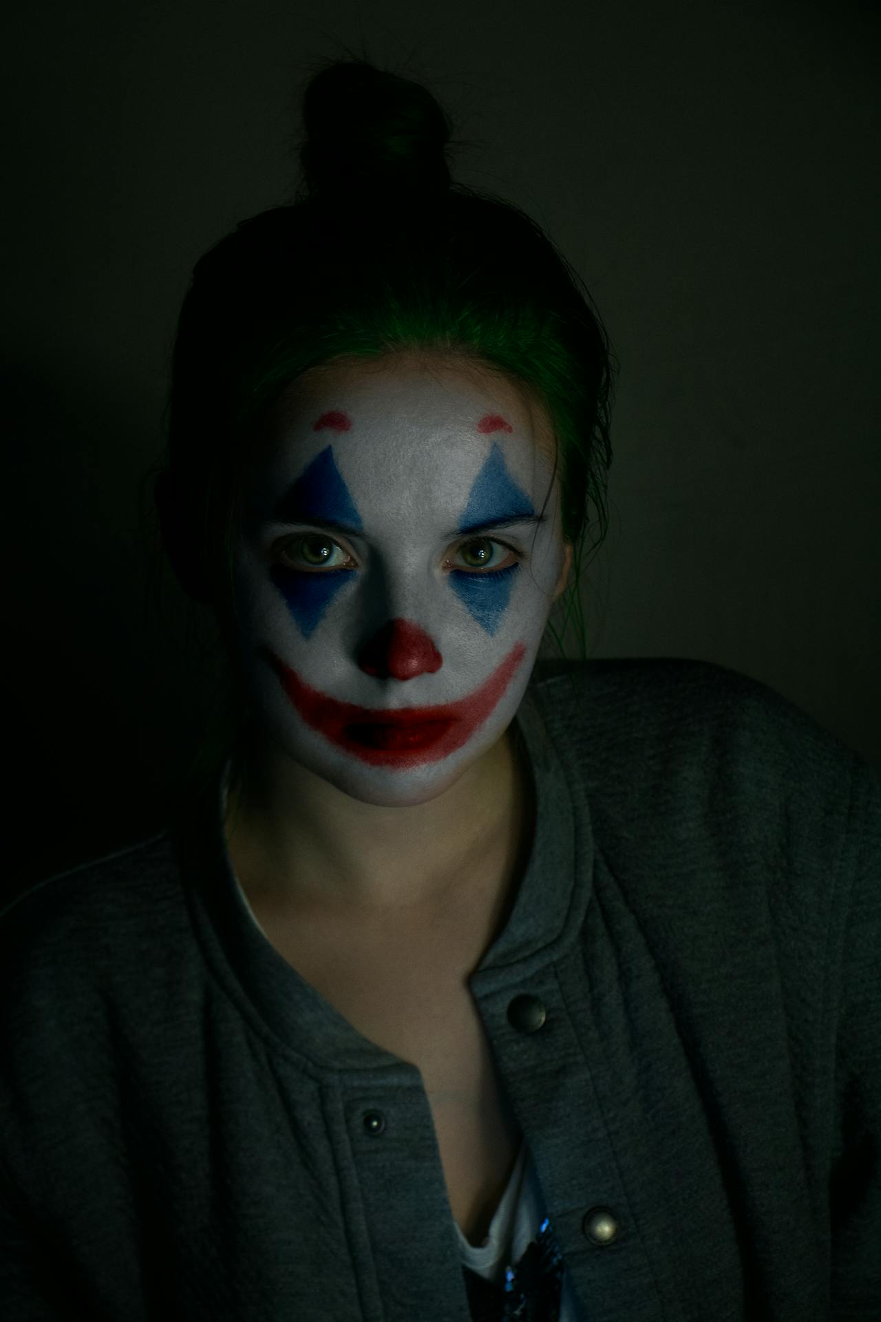Une femme frustrée dont le visage est peint pour ressembler à un clown | Source : Pexels