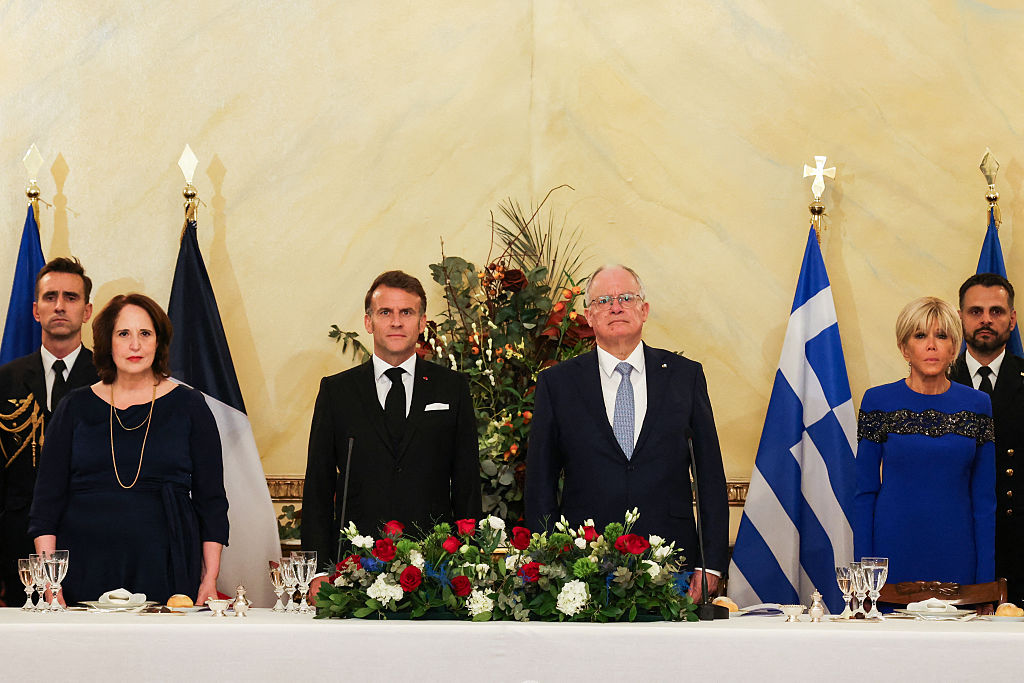 (De gauche à droite) Fani Stathopoulou, épouse du président grec, le président français Emmanuel Macron, le président grec Konstantinos Tasoulas et Brigitte Macron, épouse du président français, assistent à un dîner officiel au palais présidentiel d'Athènes, le 24 avril 2026 I Source : Getty Images