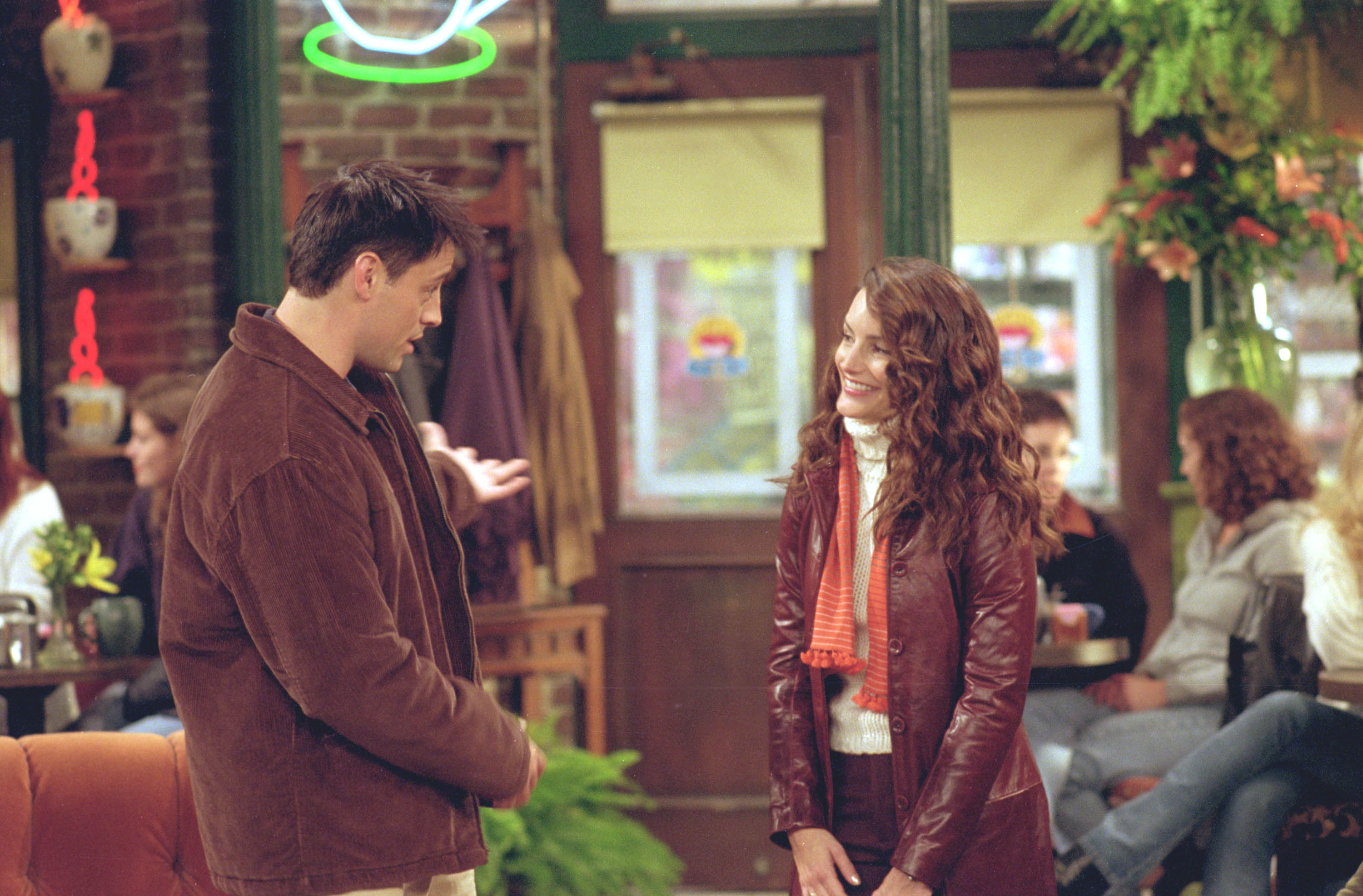 Matt LeBlanc et Kristin Davis sur le plateau de "Friends", 2001 | Source : Getty Images