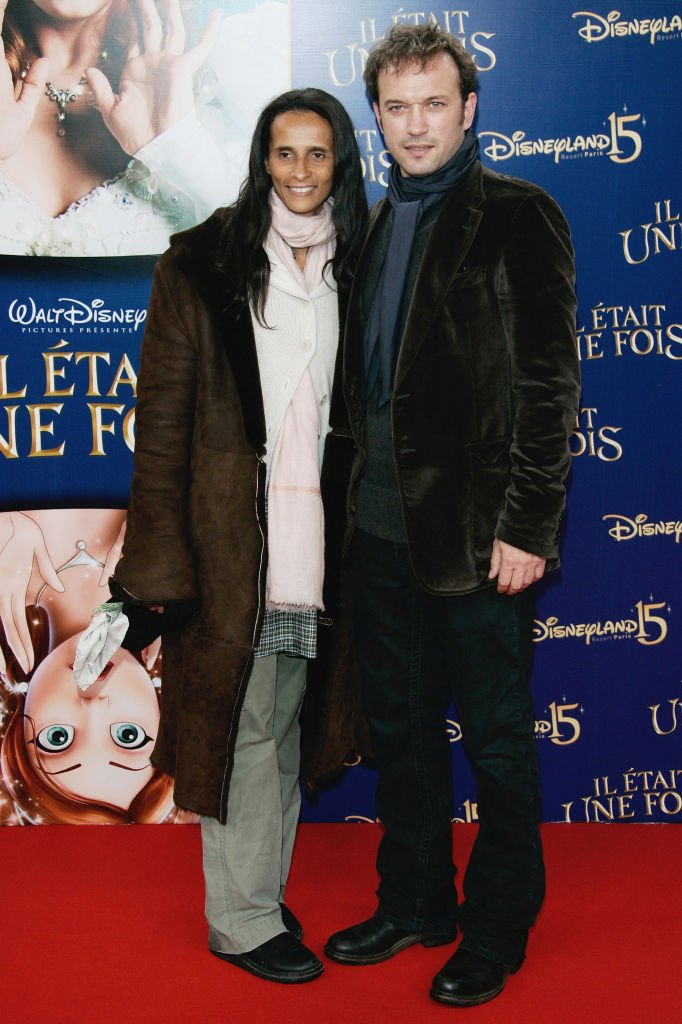 Vincent Perez et Karine Silla posent pour assister à la première de "Enchanted" à Disneyland le 10 novembre 2007 à Marne La Valle, France. | Photo : Getty Images