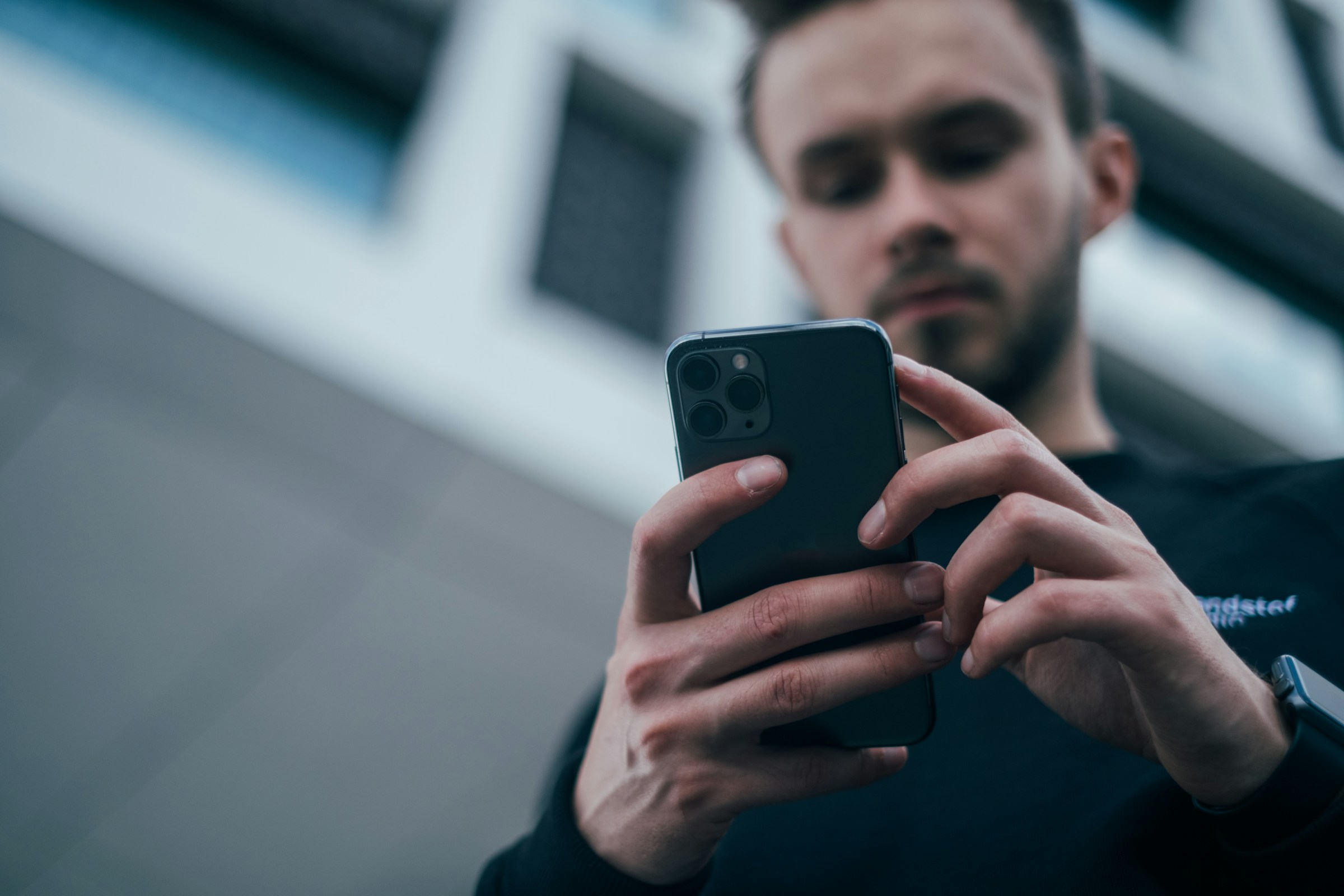 Un homme utilisant son téléphone | Source : Unsplash