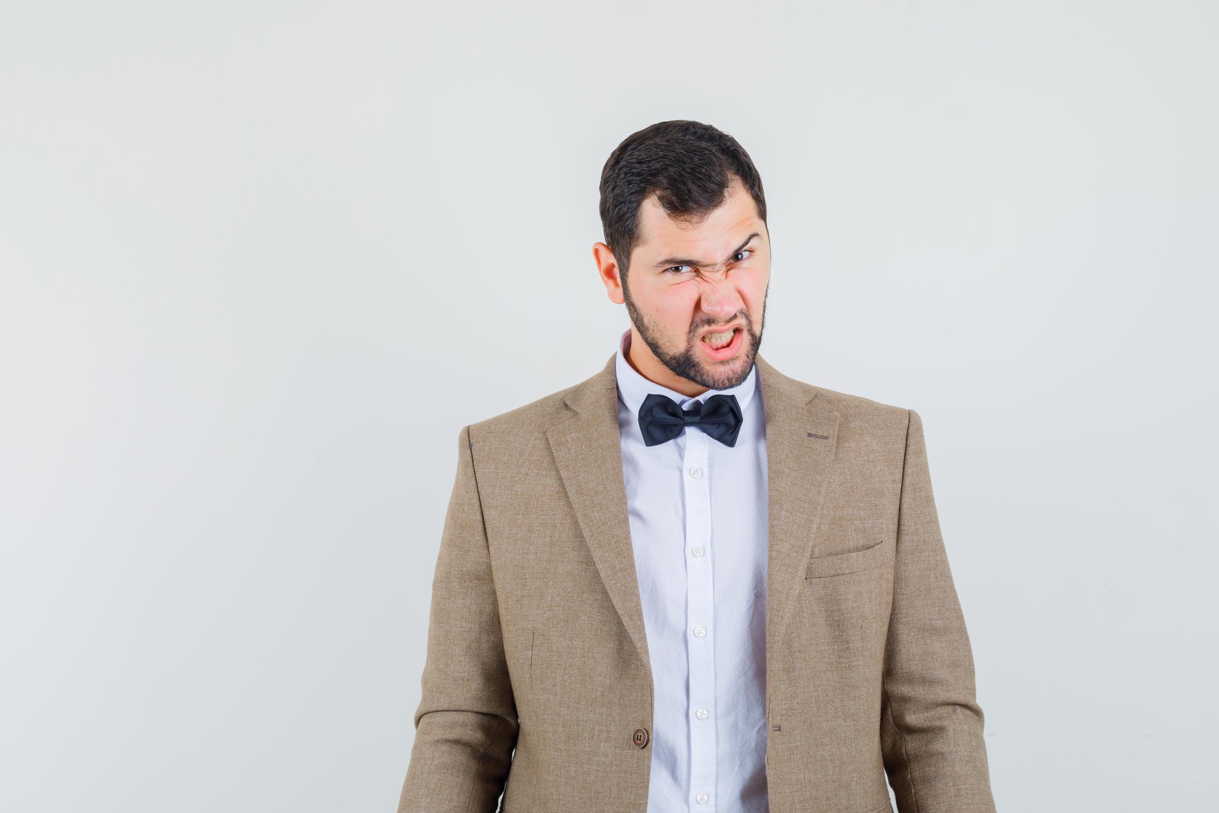 Un homme en colère en costume | Source : Freepik