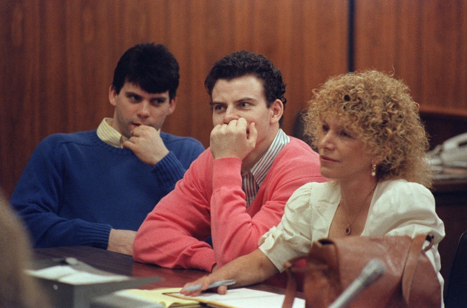 Erik et Lyle Menendez avec leur avocat lors d'une audience préliminaire au procès, le 29 décembre 1992, à Los Angeles, en Californie. | Source : Getty Images