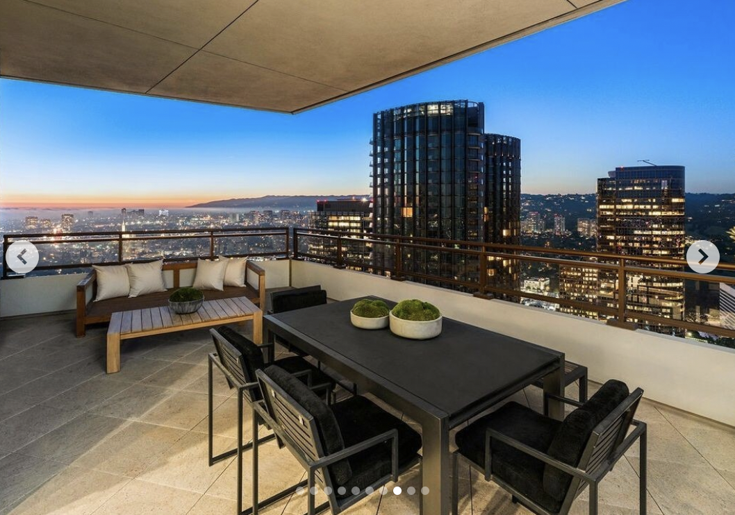 La vue depuis l'une des terrasses du penthouse de Rihanna à Century City, publiée en mars 2024 | Source : instagram/robbreportrealestate.