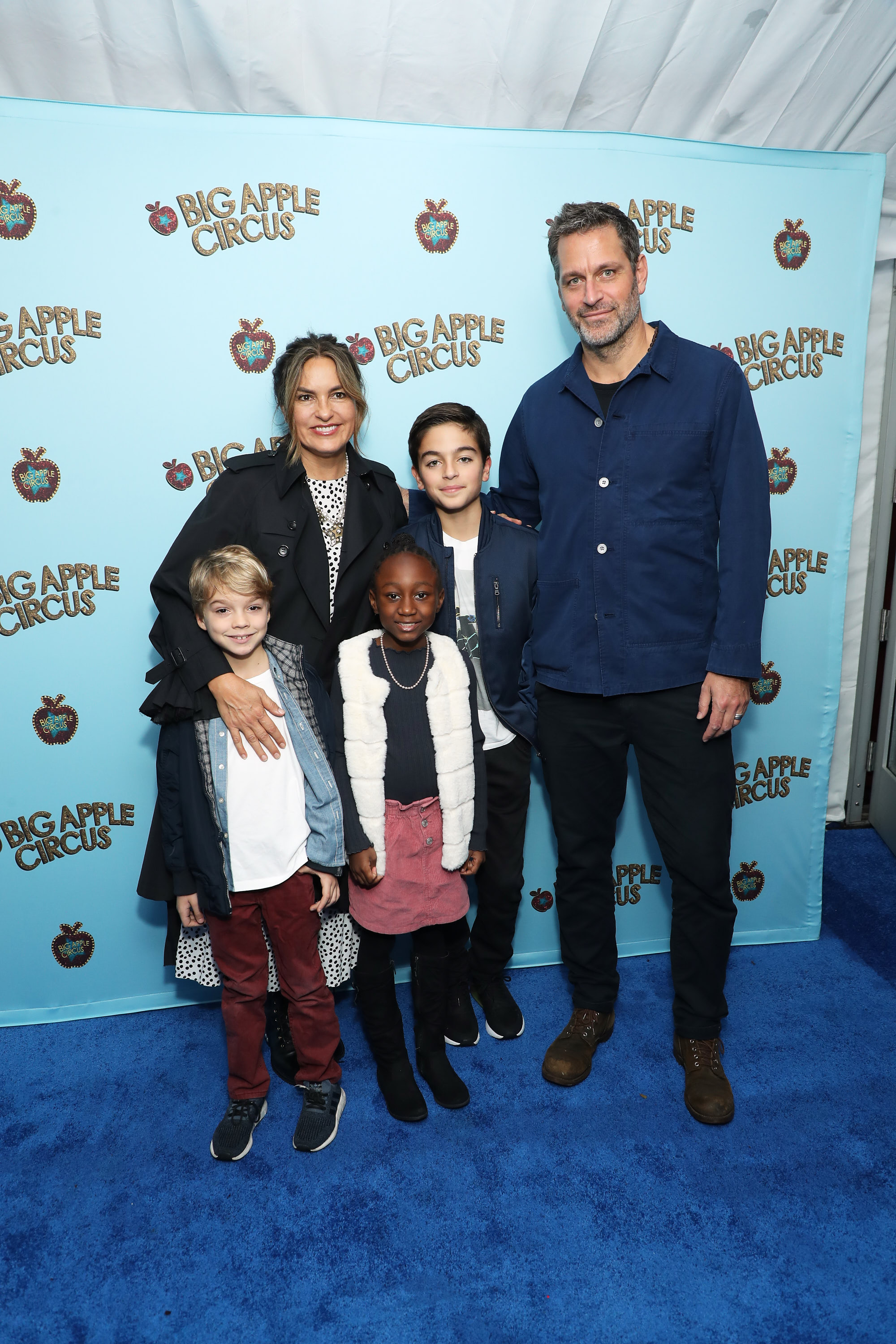 Mariska Hargitay avec Peter Hermann et leurs enfants lors de la soirée d'ouverture du cirque Big Apple, le 27 octobre 2019 à New York. | Source : Getty Images