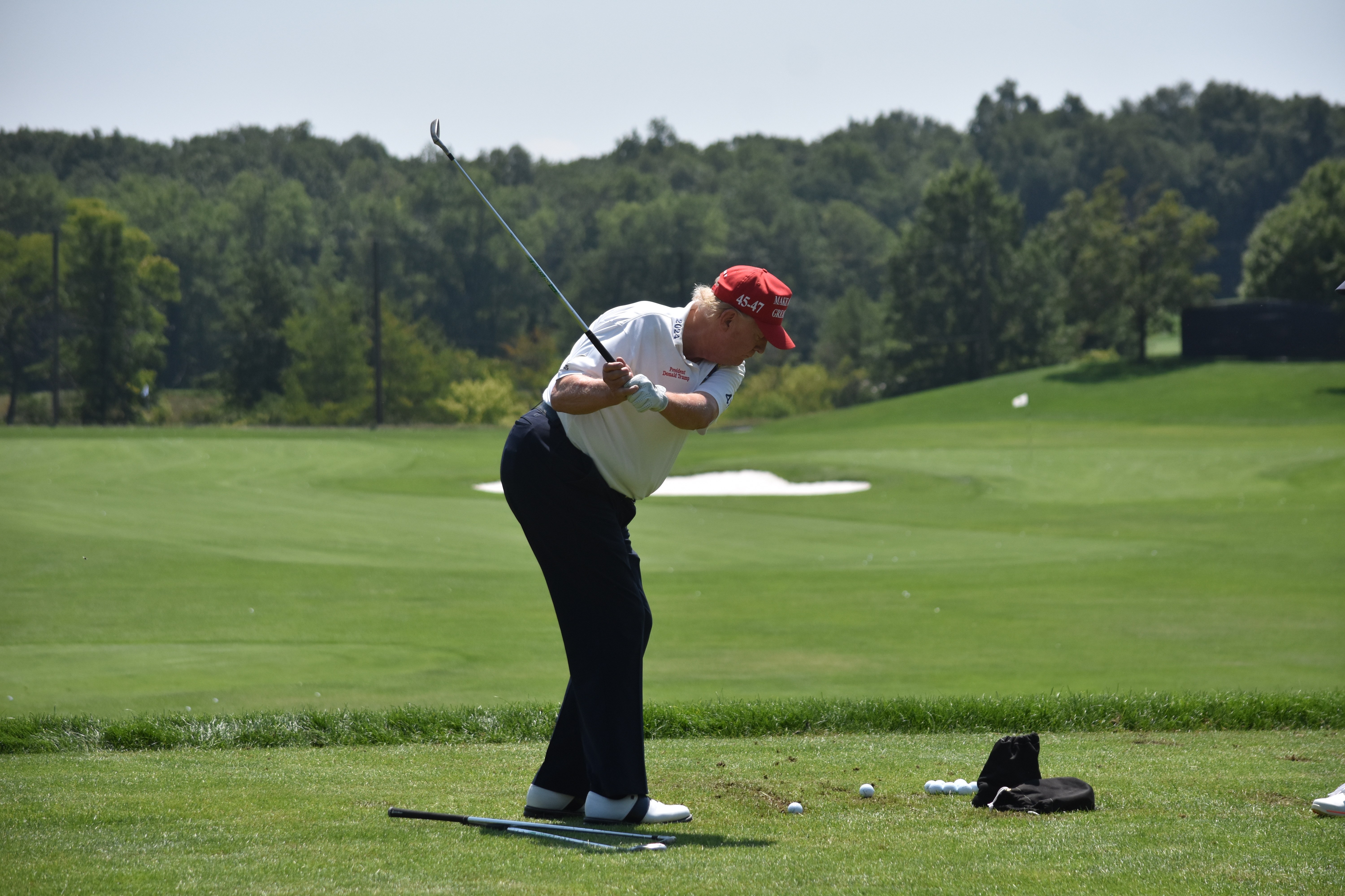 Donald Trump joue au golf sur le practice de l'événement LIV Golf Bedminster 2023 à Bedminster, dans le New Jersey, le 9 août 2023 | Source : Getty Images