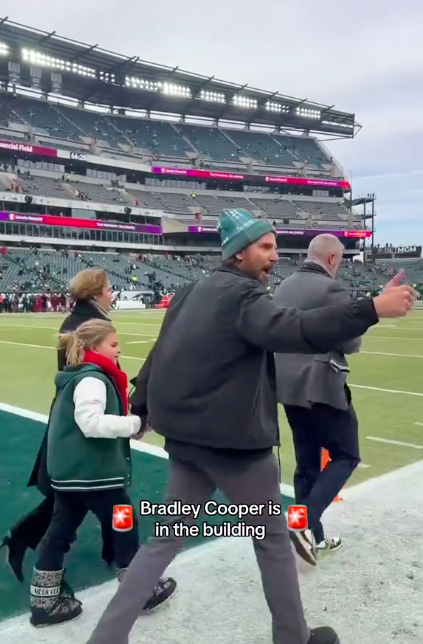 Bradley Cooper arrivant au match du championnat NFC avec sa fille Lea De Seine Shayk Cooper, posté le 27 janvier 2025. | Source : TikTok/@philadelphiaeagles