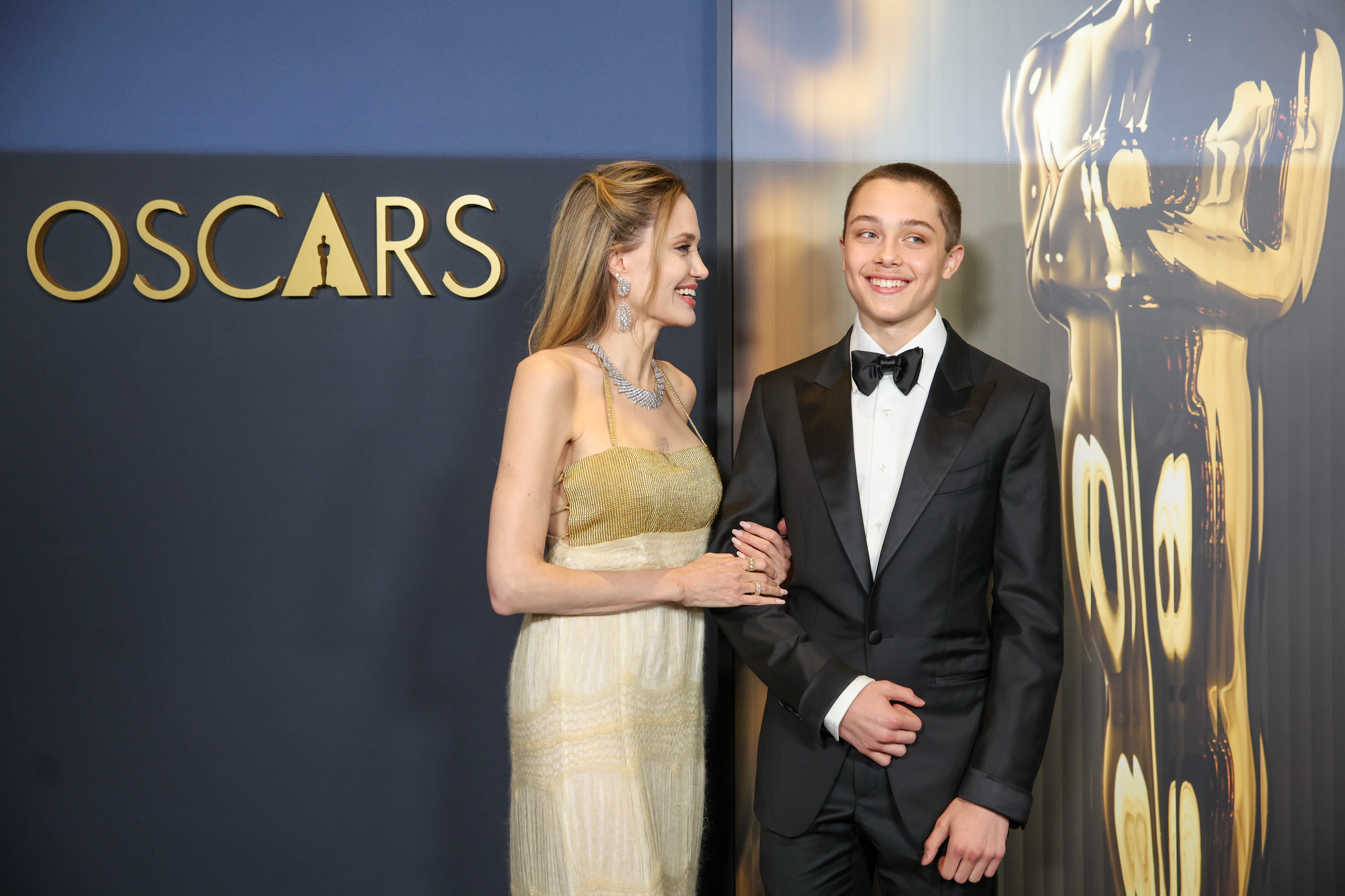 Angelina Jolie et Knox Jolie-Pitt lors de la 15e cérémonie annuelle des Governor's Awards à Los Angeles, en Californie, le 17 novembre 2024. | Source : Getty Images