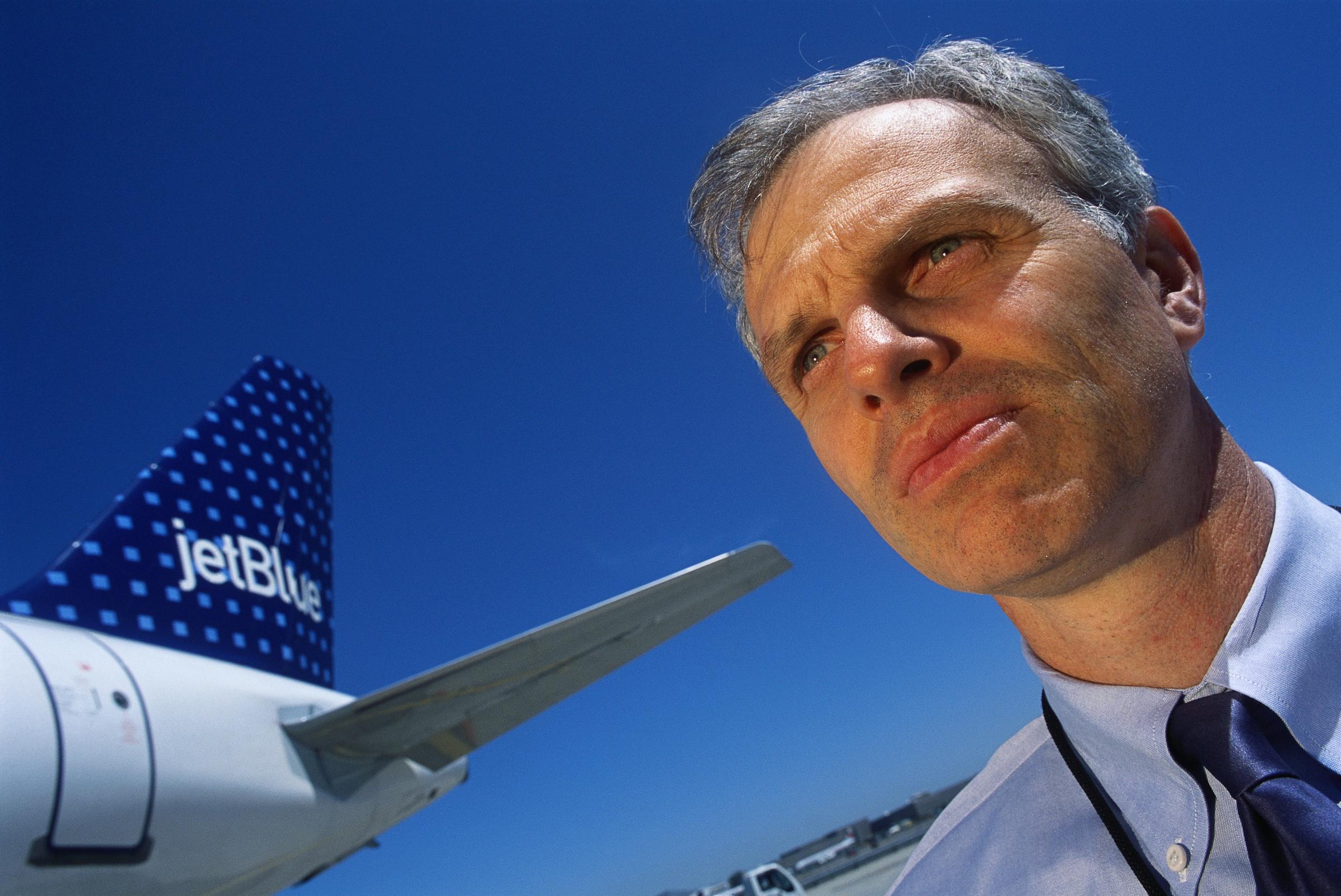 David Neeleman posant à côté de l'un des avions de sa compagnie, JetBlue, en 2001. | Source : Getty Images