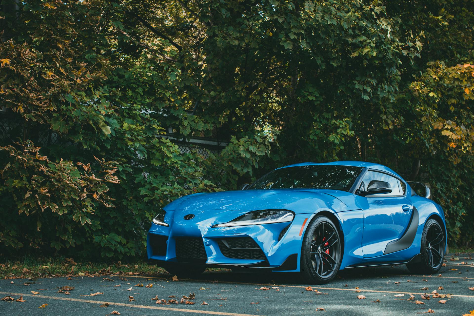 Une voiture de sport bleue | Source : Pexels