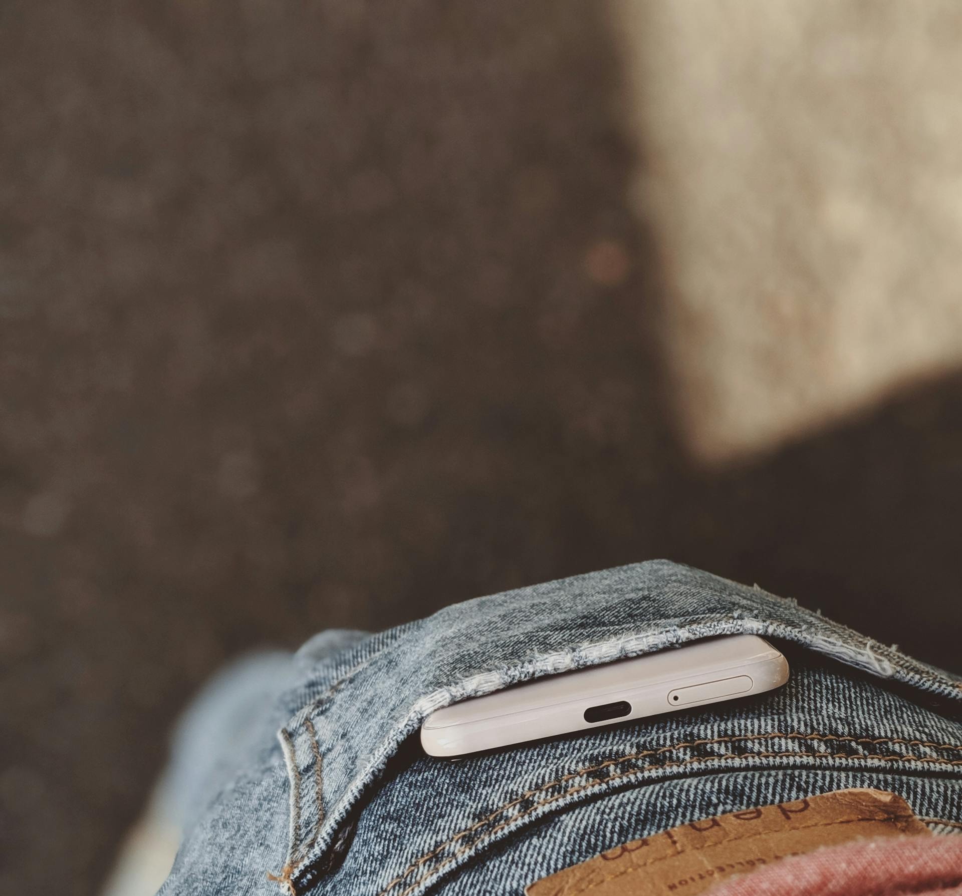 Un téléphone portable dans la poche arrière de quelqu'un | Source : Pexels