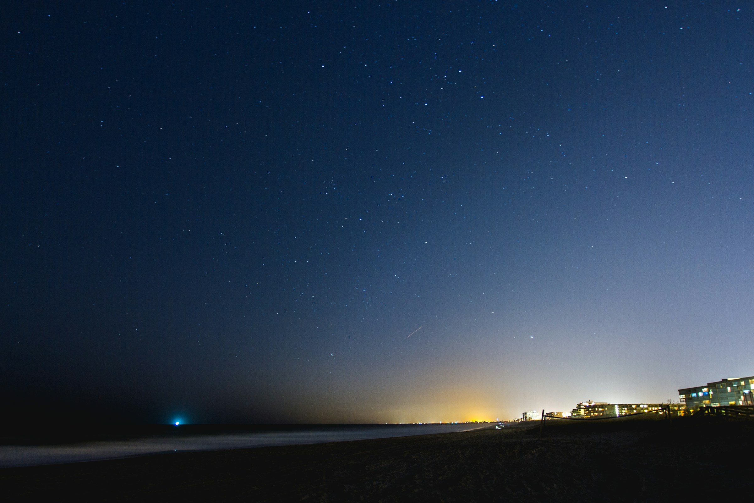 Une plage au crépuscule | Source : Unsplash