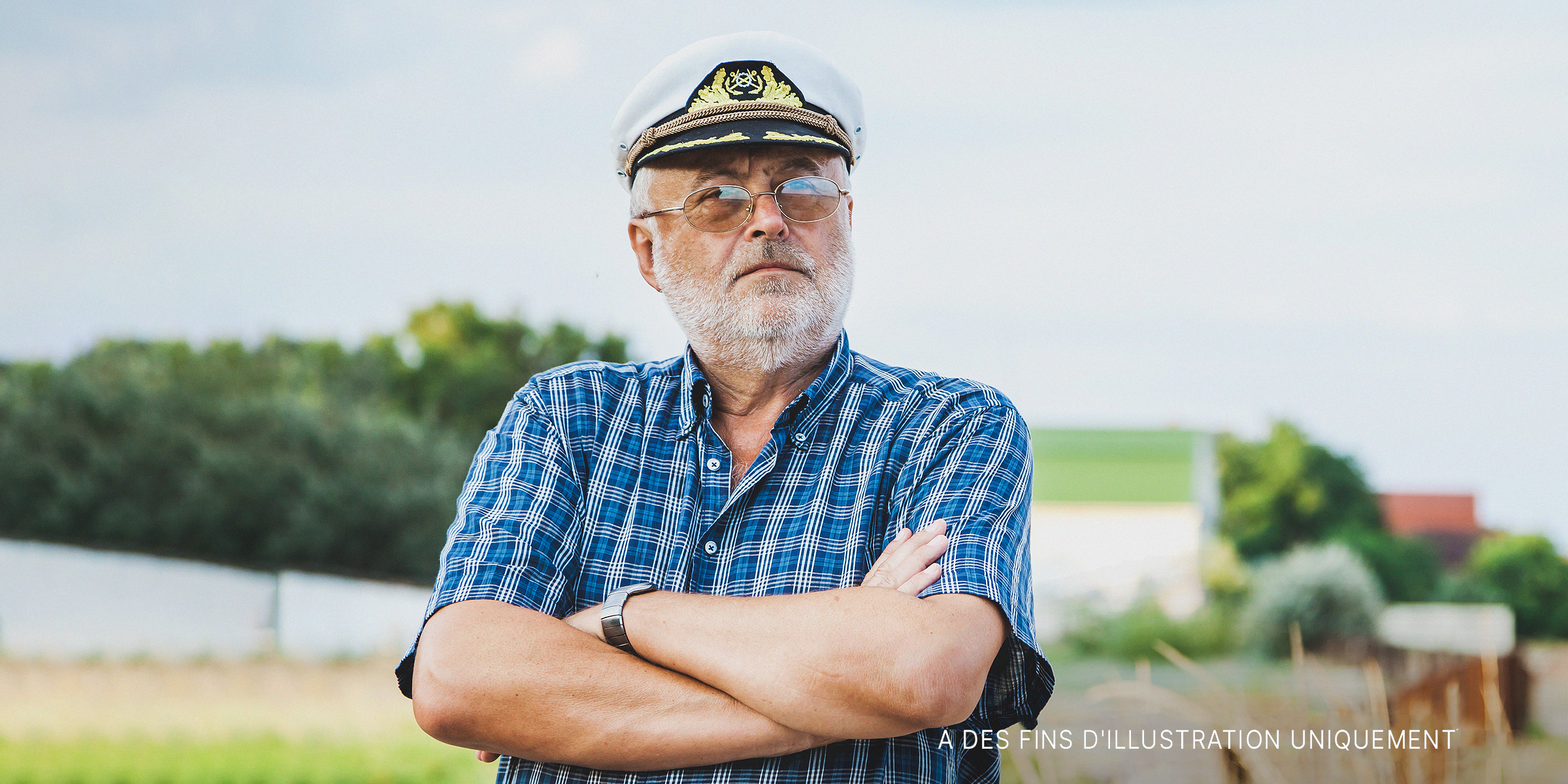 Un vieux mand avec un chapeau de capitaine | Source : Shutterstock