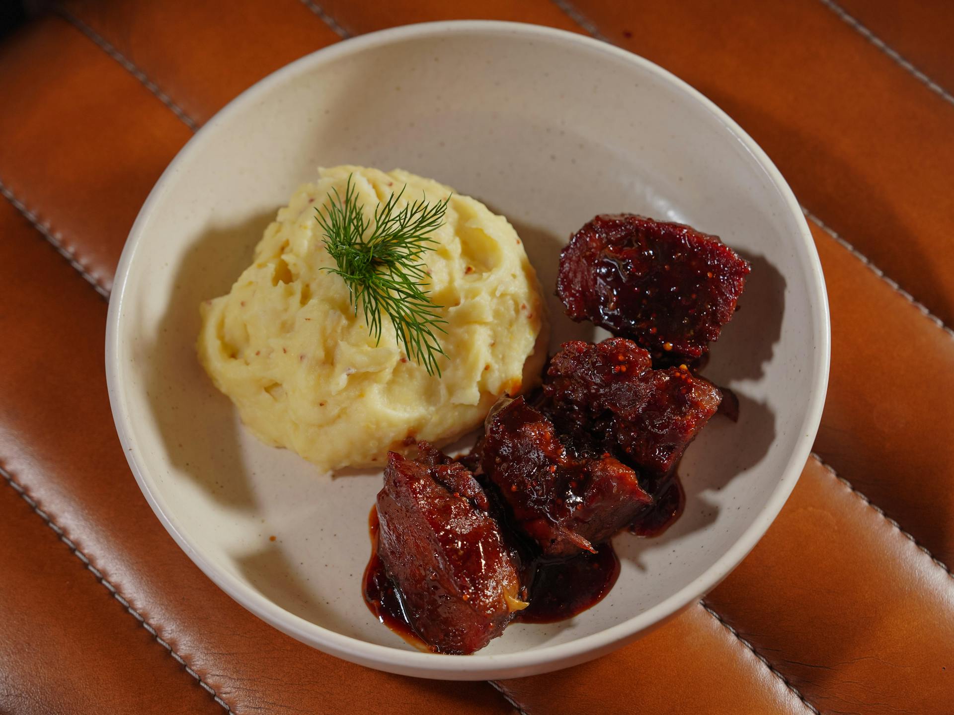 Une assiette de purée de pommes de terre et de viande | Source : Pexels