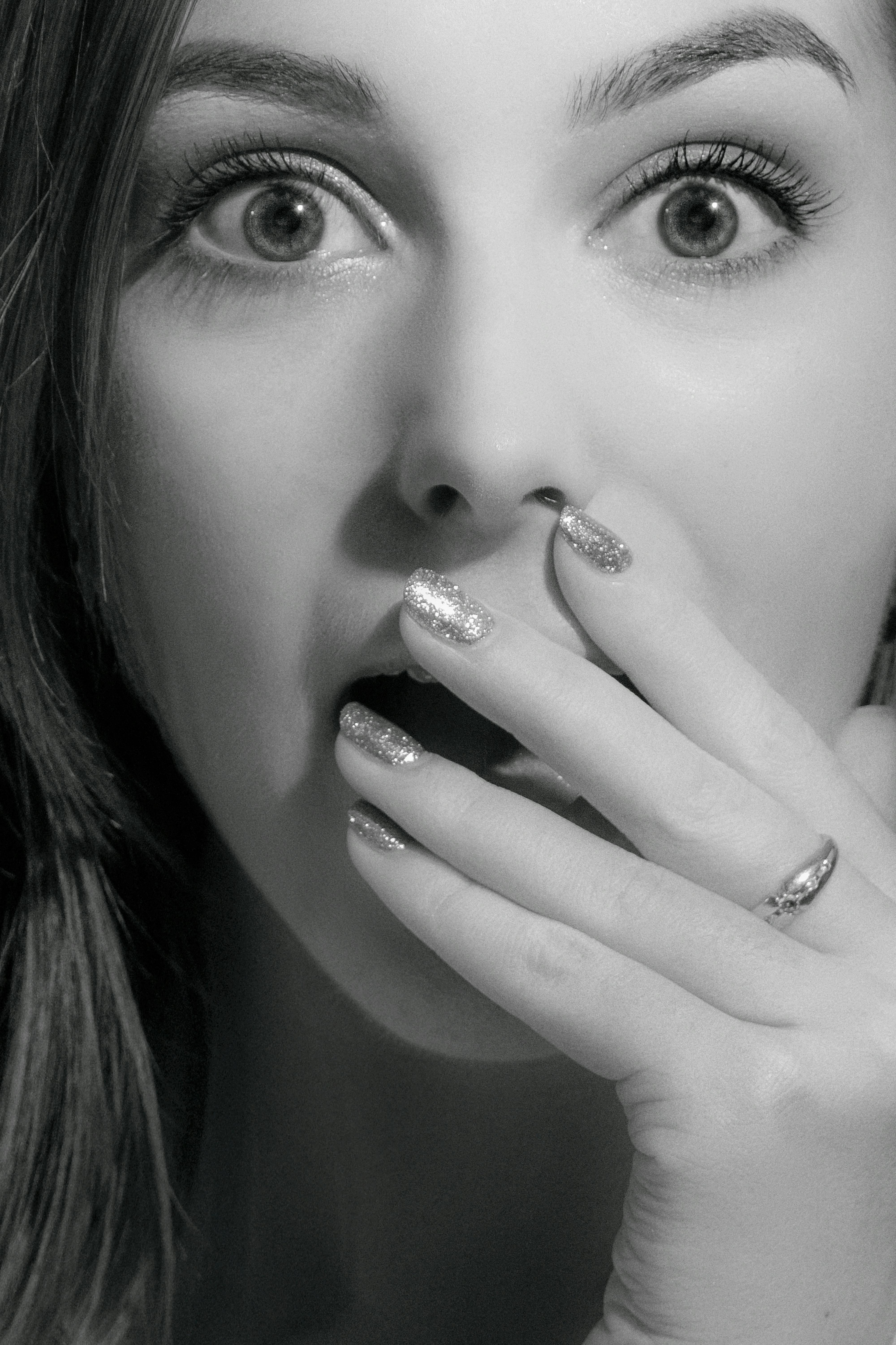 Une femme se couvre la bouche avec une main | Source : Pexels