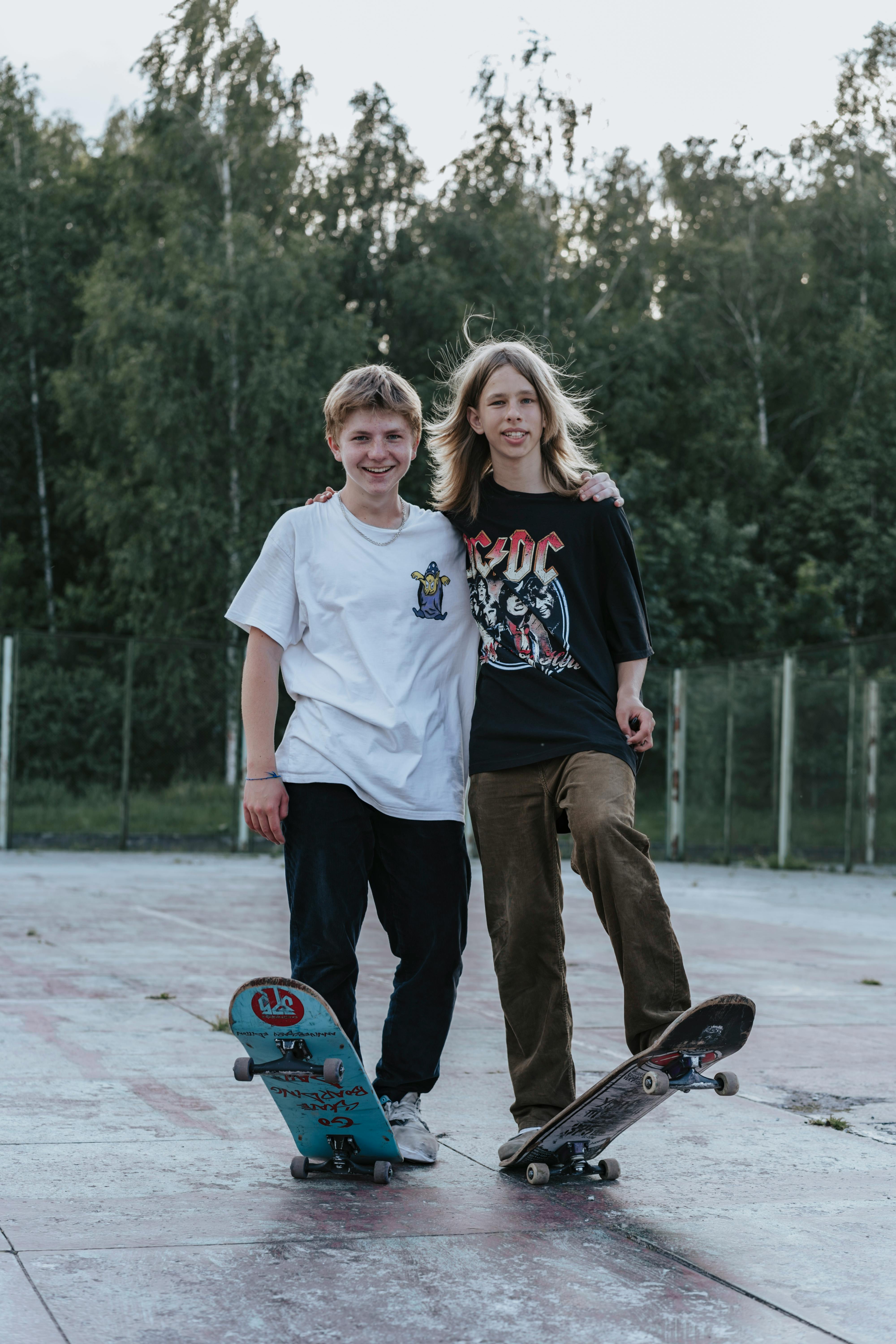 Deux jeunes garçons debout sur des planches à roulettes | Source : Pexels